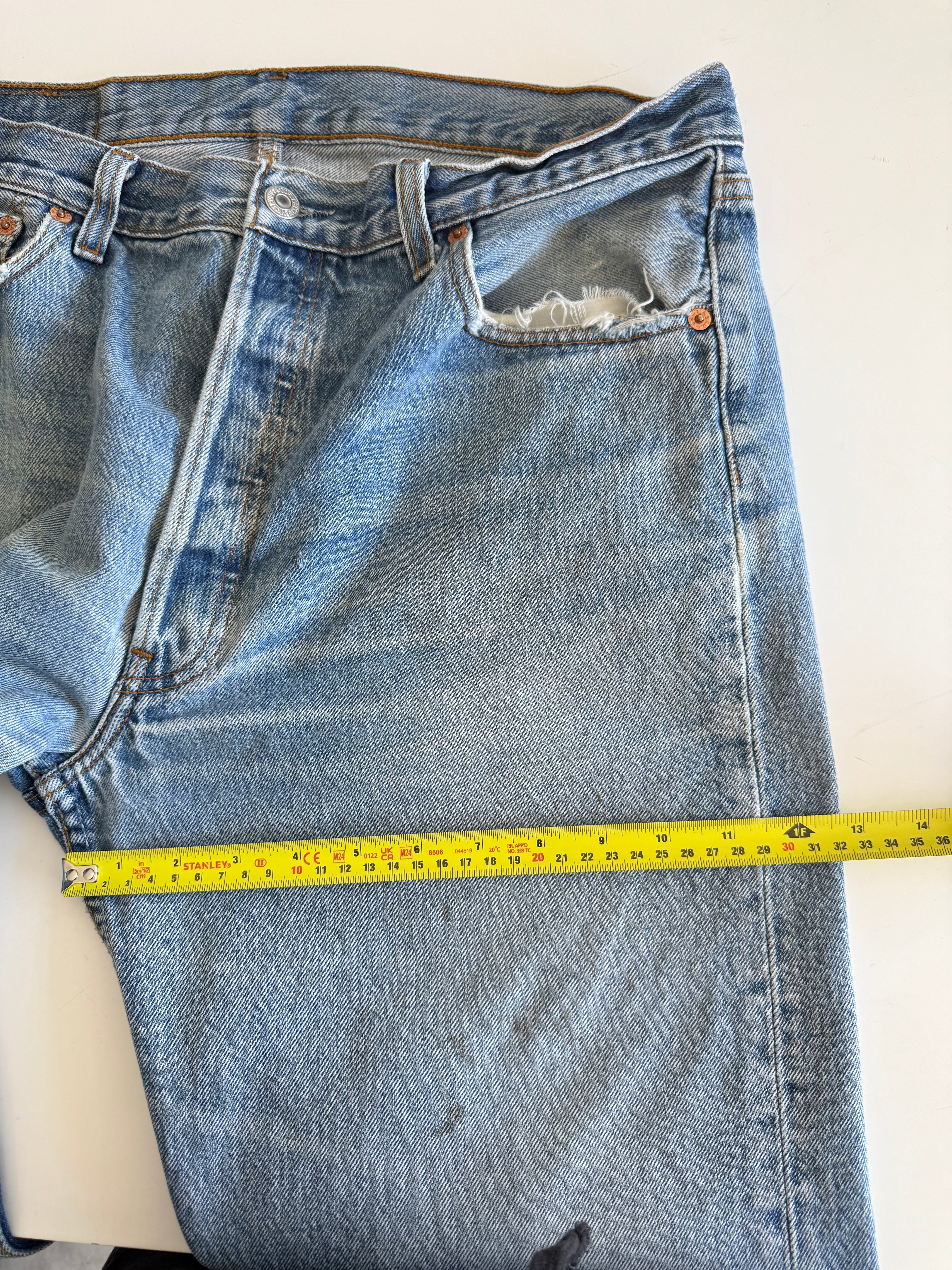W33 L28 vintage Levis 501 32-33” measured medium faded blue denim Y2K wallet mark well worn in denim