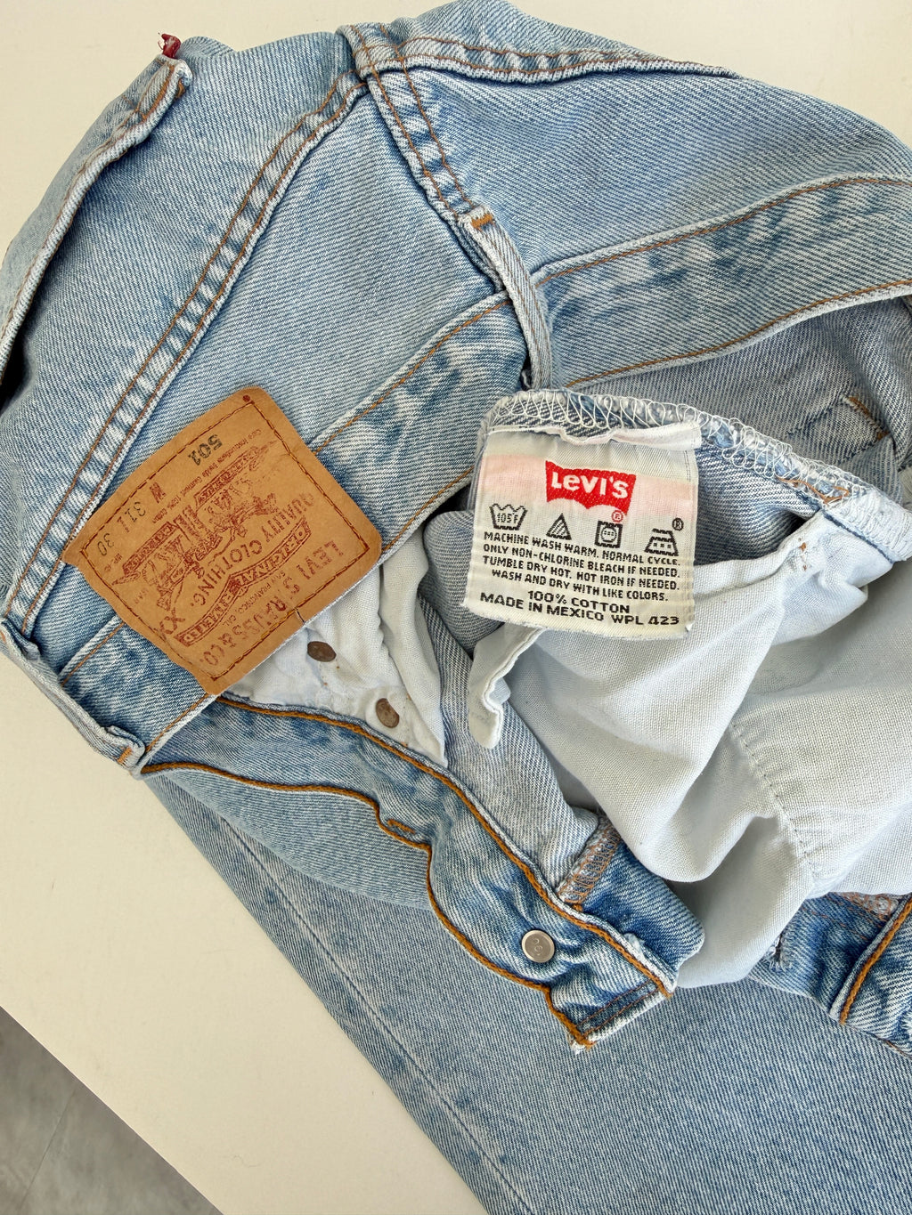 W29 L29 vintage Levis 501s 28/29” measured light blue fade denim 90s 501s