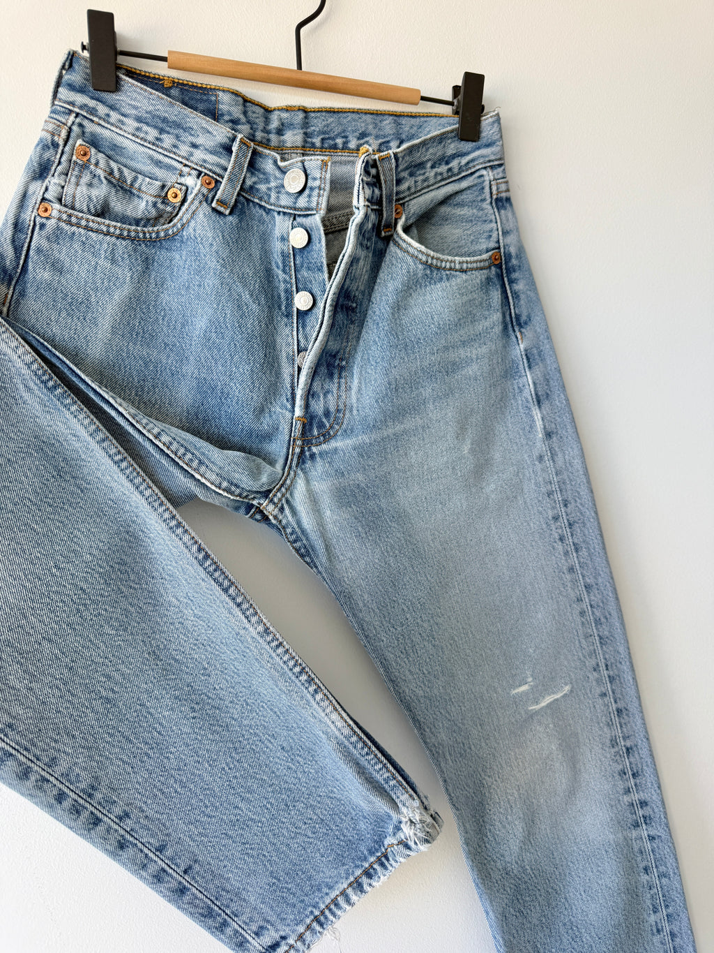W26 L31 vintage Levis 501 25/26” measured waist medium light blue 501s Y2K wallet mark and cool fades nl