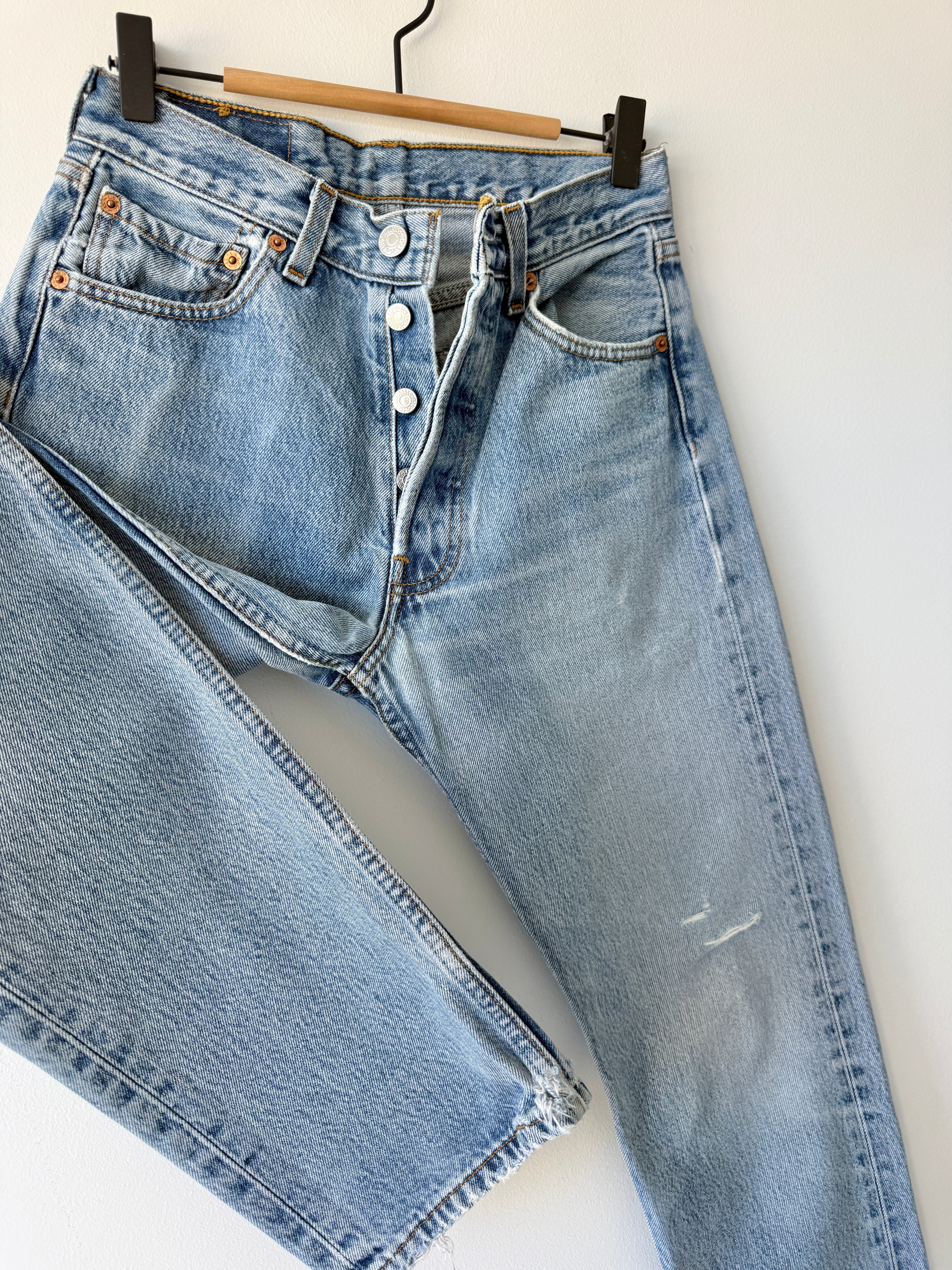 W26 L31 vintage Levis 501 25/26” measured waist medium light blue 501s Y2K wallet mark and cool fades nl
