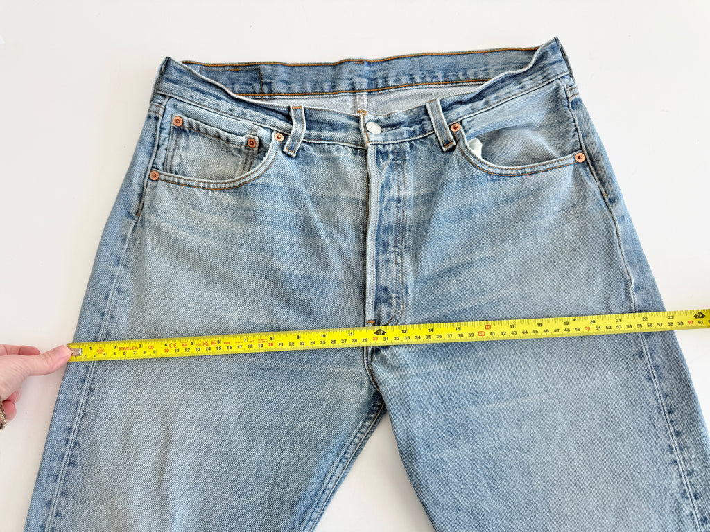 W32 L29 vintage Levis 501 31/32” measured medium blue denim Y2K Levi’s 501s wallet mark
