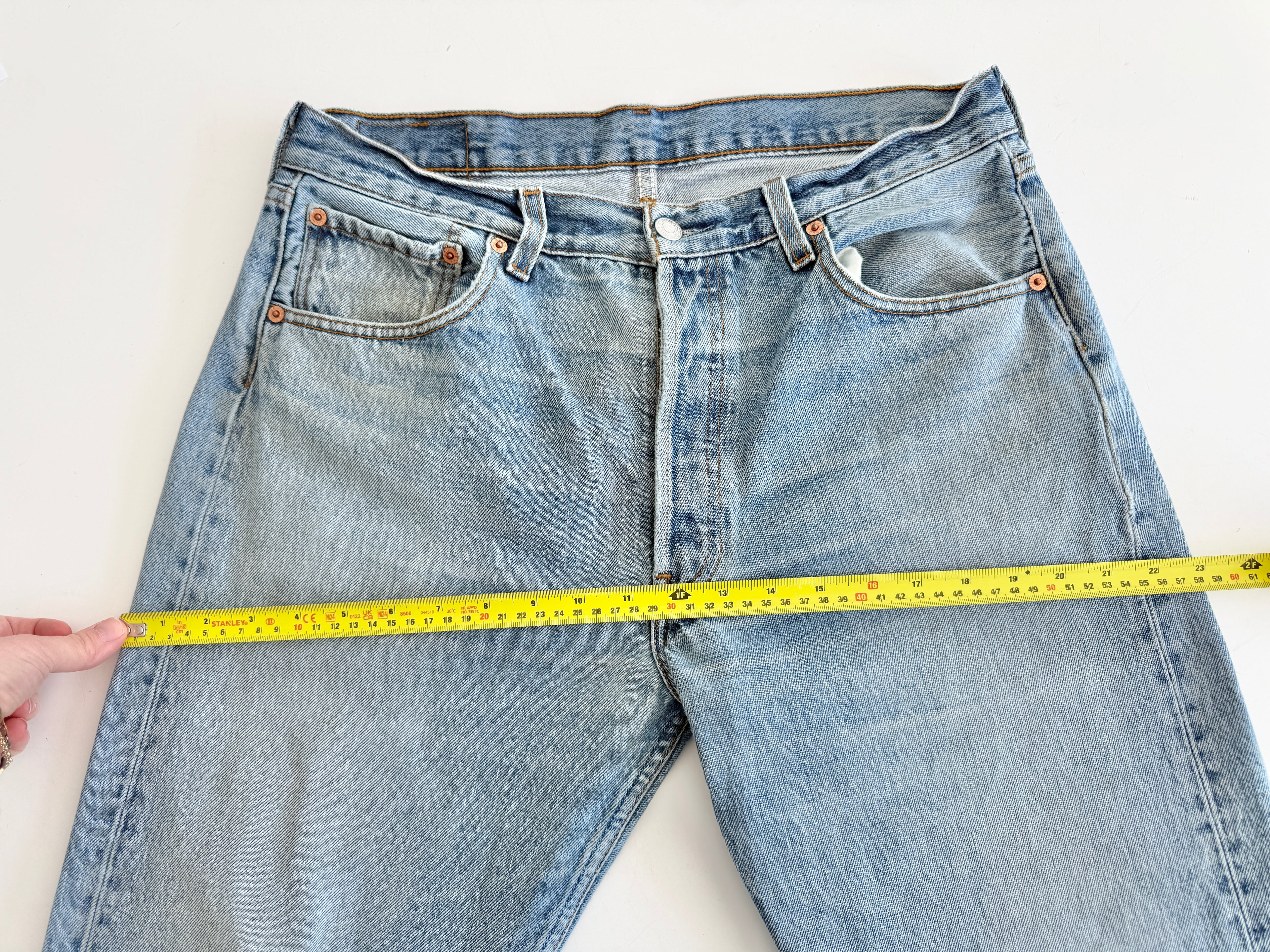 W32 L29 vintage Levis 501 31/32” measured medium blue denim Y2K Levi’s 501s wallet mark