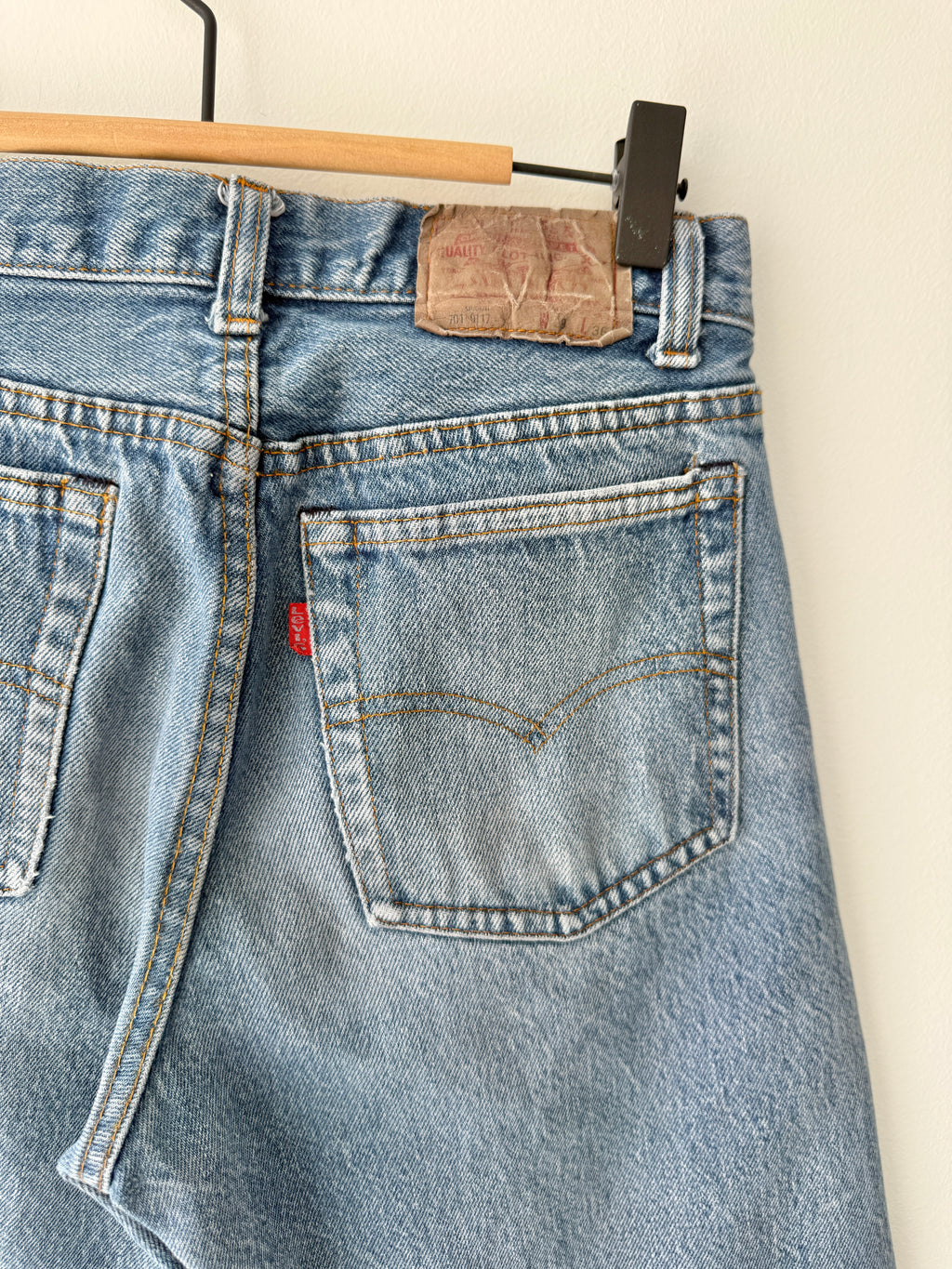 W25 L33 vintage Levis 701 25” measured waist medium blue faded  80s 701s made in USA