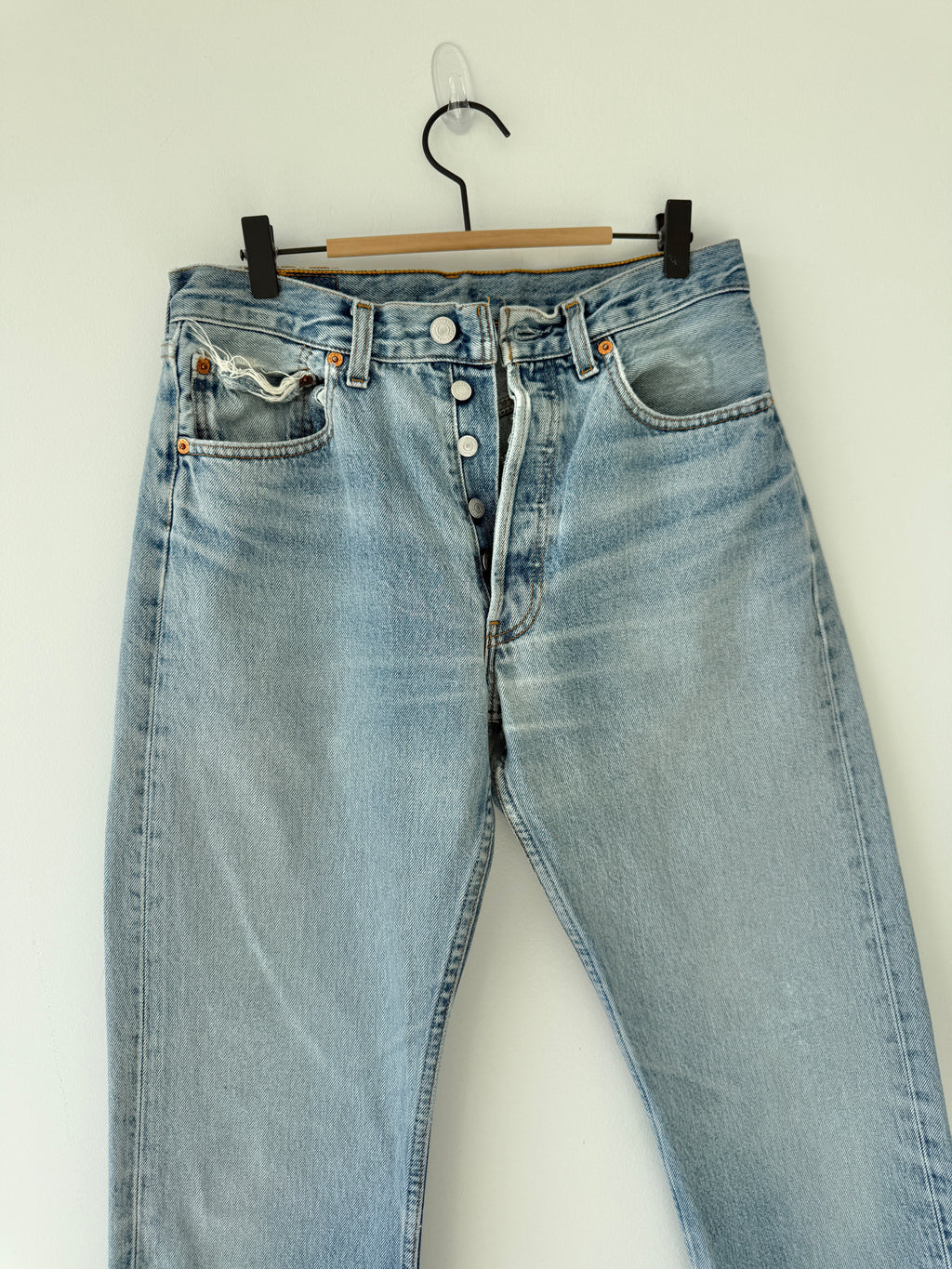 W28 L33 vintage Levis 501 28” measured waist light blue 90s 501s