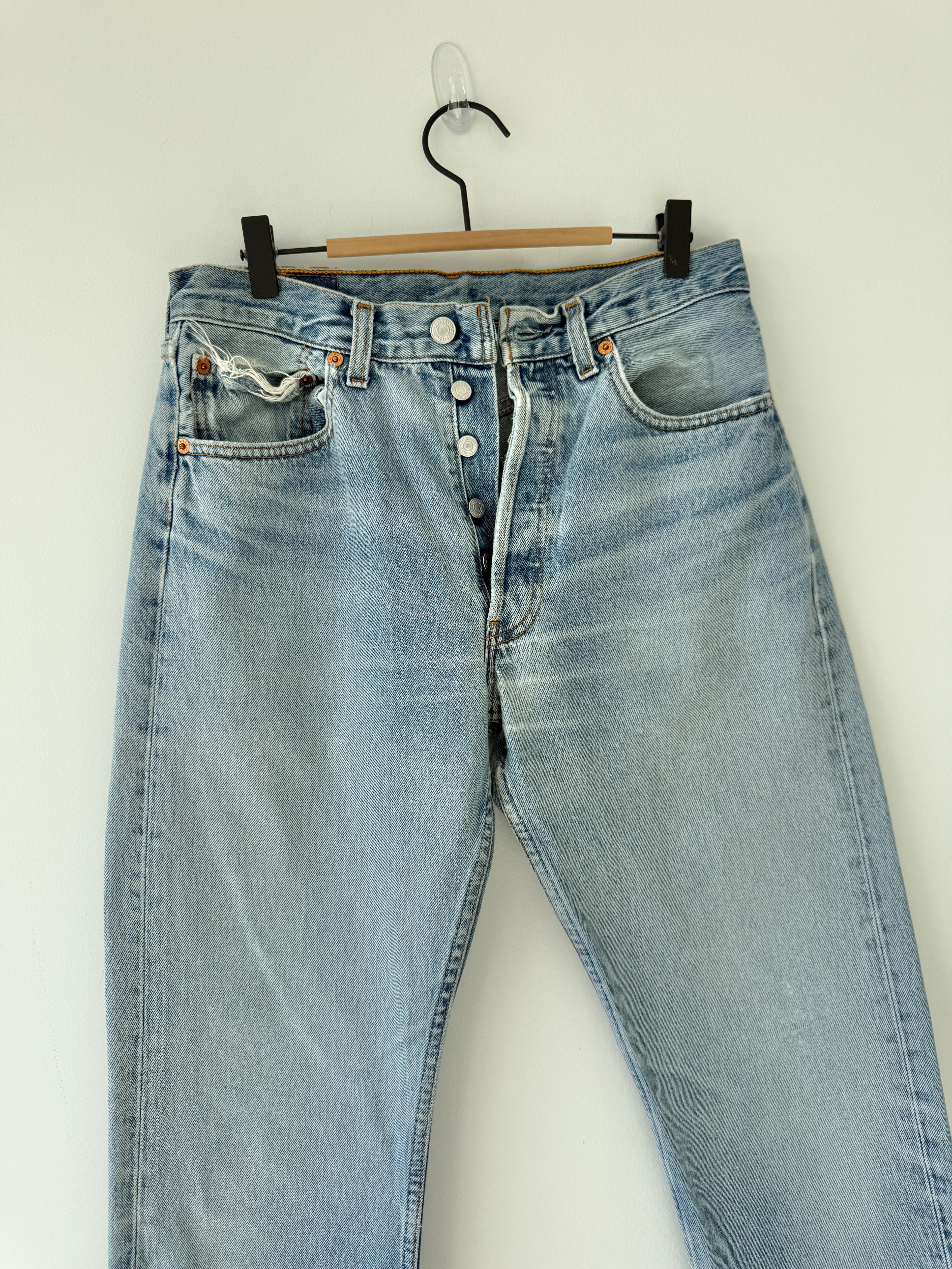 W28 L33 vintage Levis 501 28” measured waist light blue 90s 501s