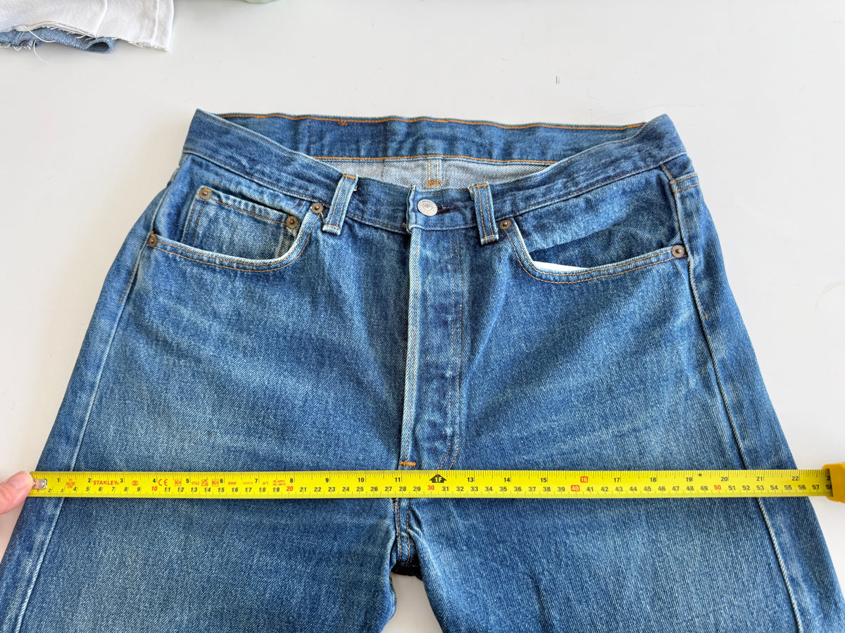 W31 L26 vintage Levis 501 0115 dark blue 30/31” measured waist 501s 80s USA