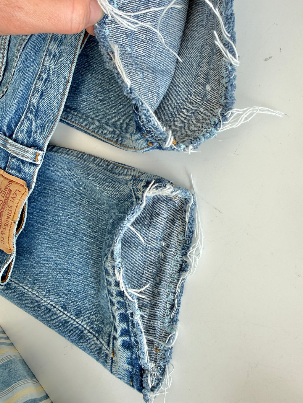 W22 L28 vintage Levis 501 22” measured waist medium faded 501s 90s denim