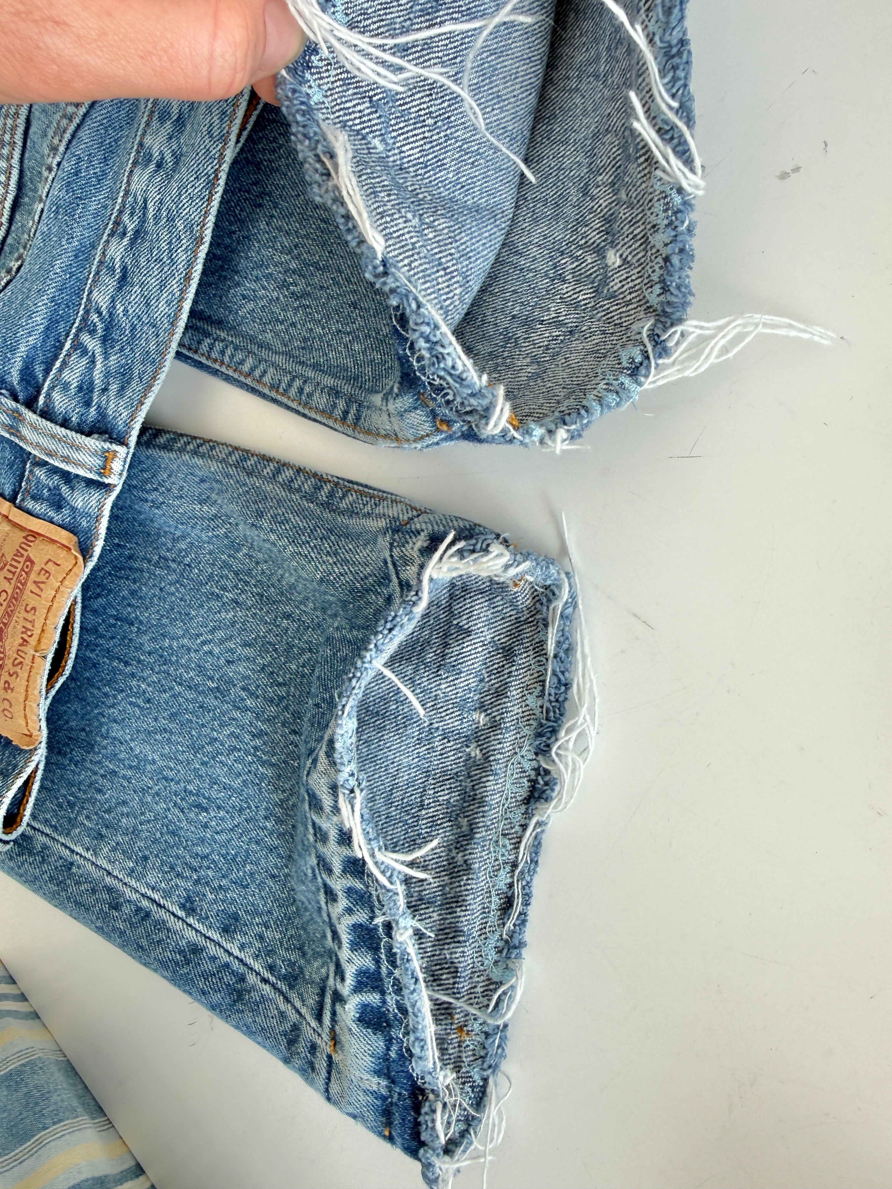 W22 L28 vintage Levis 501 22” measured waist medium faded 501s 90s denim