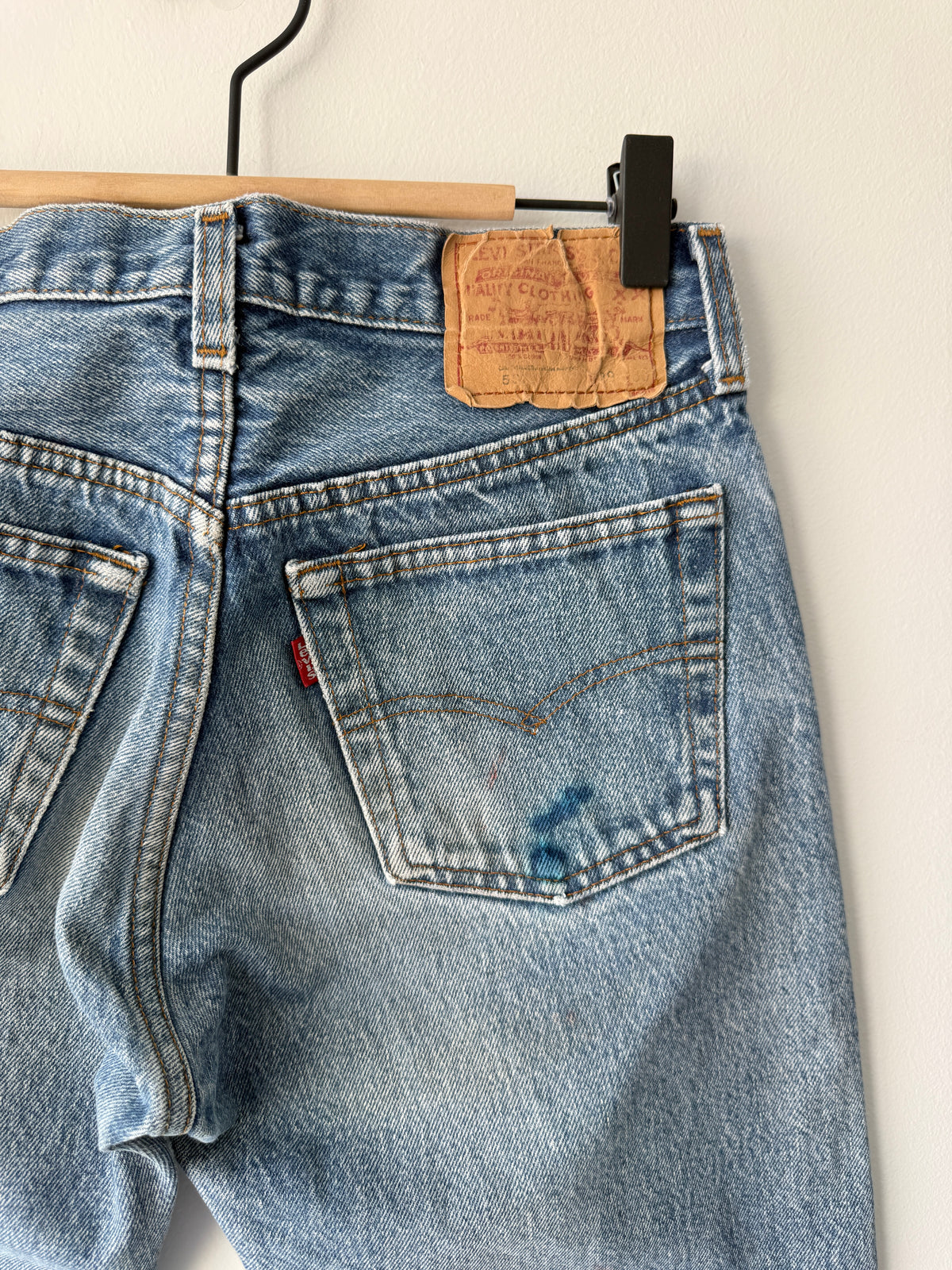 W27 L32 vintage Levis 501s 26/27” measured light blue faded 80s USA 501s