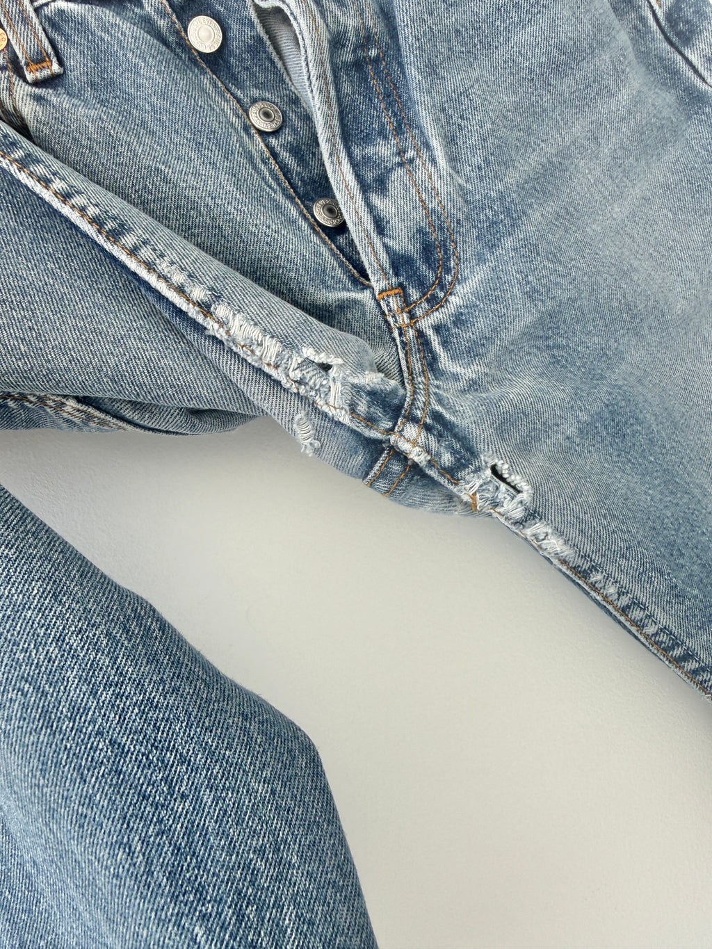 W26 L31 vintage Levis 501s 25/26” measured medium dark fade blue distressed 501s Y2K