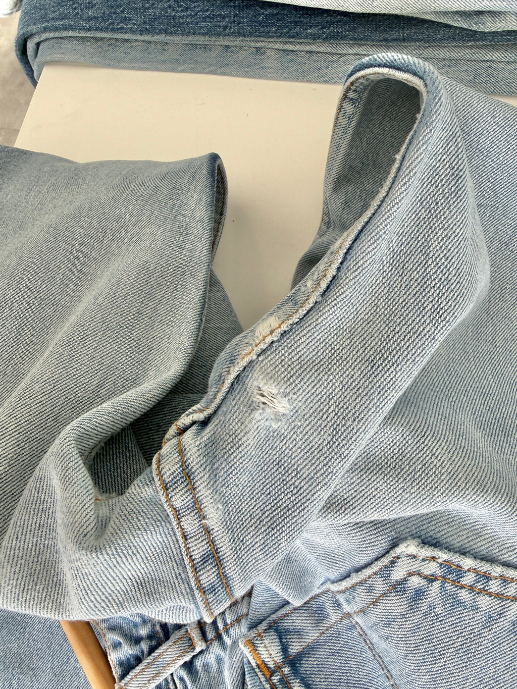Soft W25 L31 vintage Levis 501 25” measured waist light blue 501s made in 90s