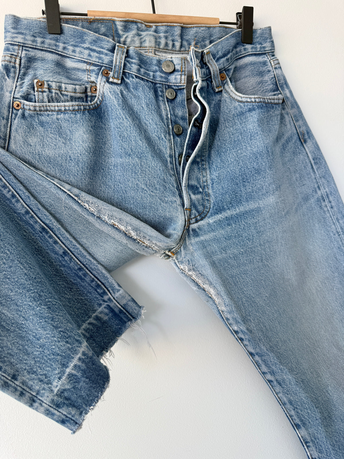 W31 L29 vintage Levis 501 medium blue 30/31” measured waist 501s 80s USA