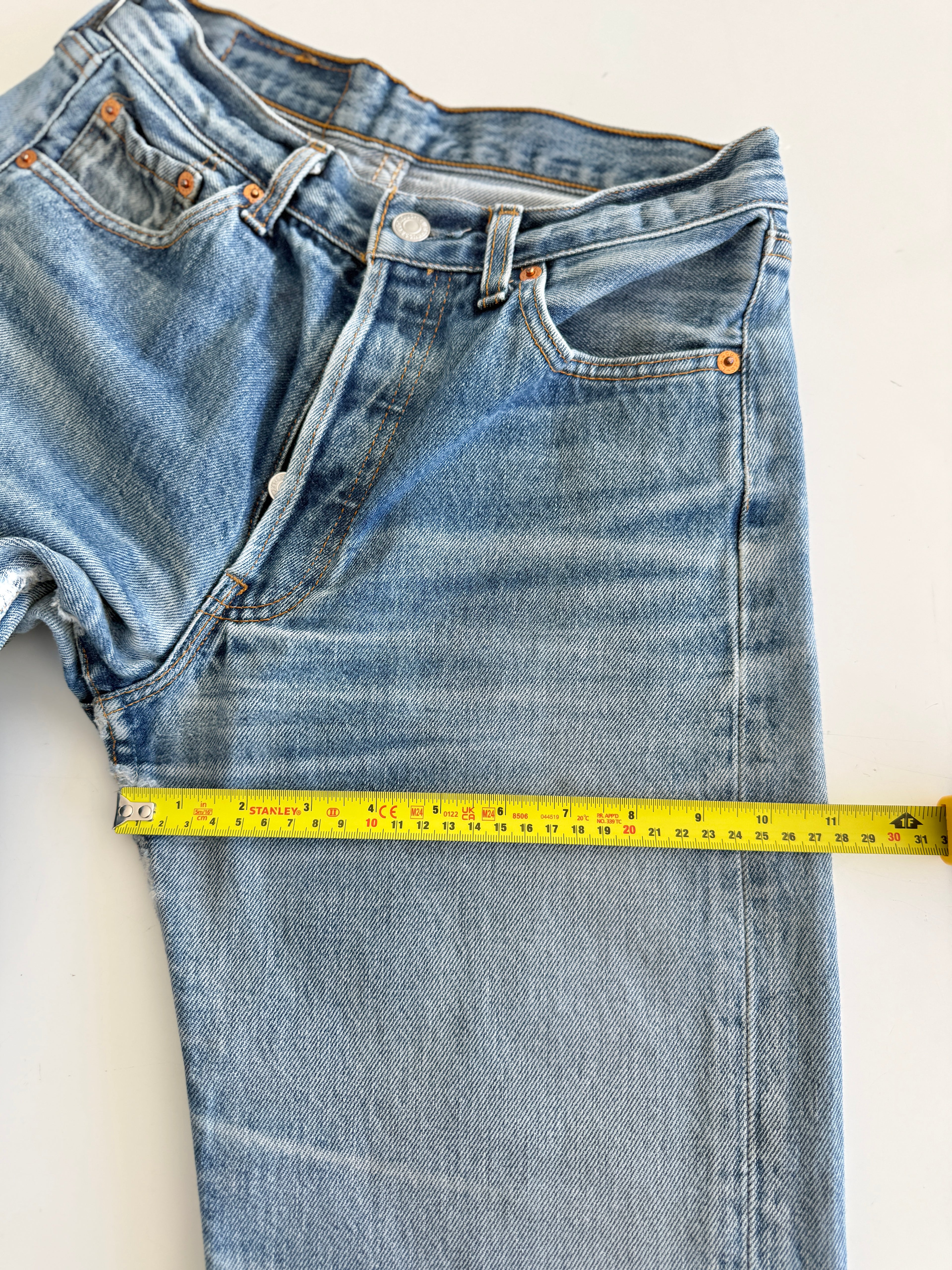 W27 L29 vintage Levis 501 26/27” measured medium faded blue denim 90’s 501s