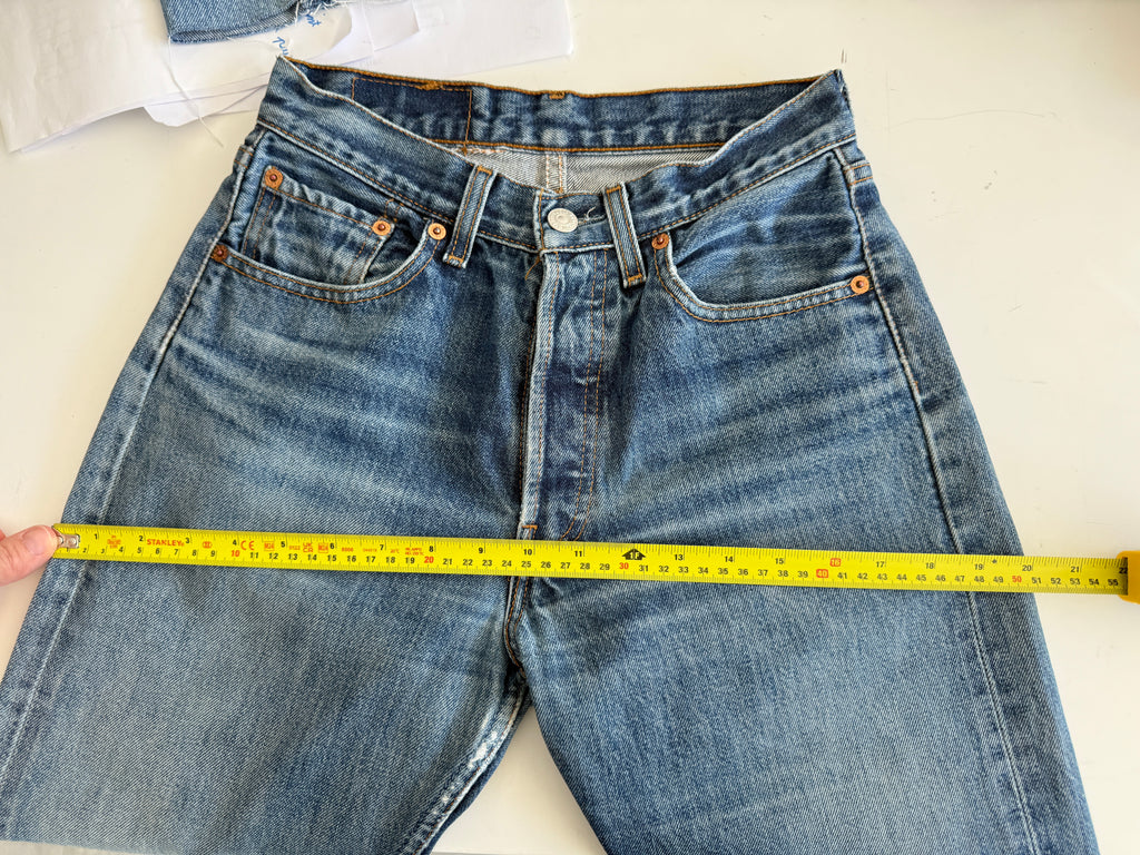 W25 L29 vintage Levis 501s 24/25” measured dark fade blue 501s