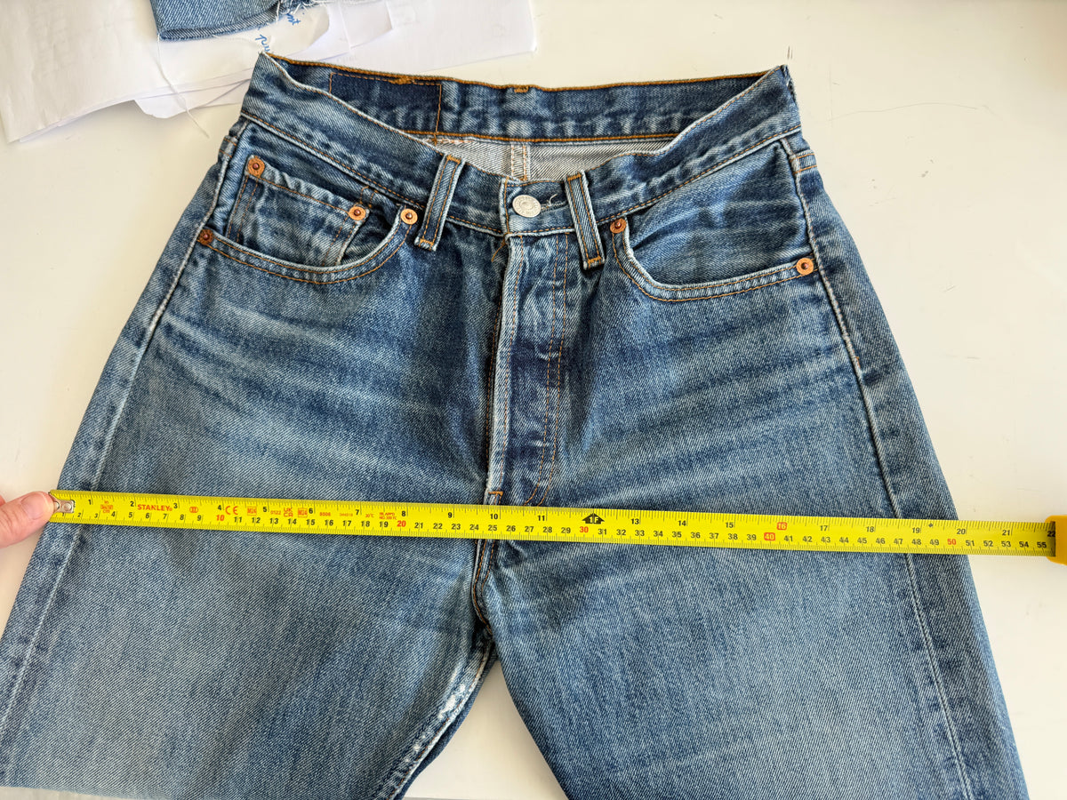 W25 L29 vintage Levis 501s 24/25” measured dark fade blue 501s