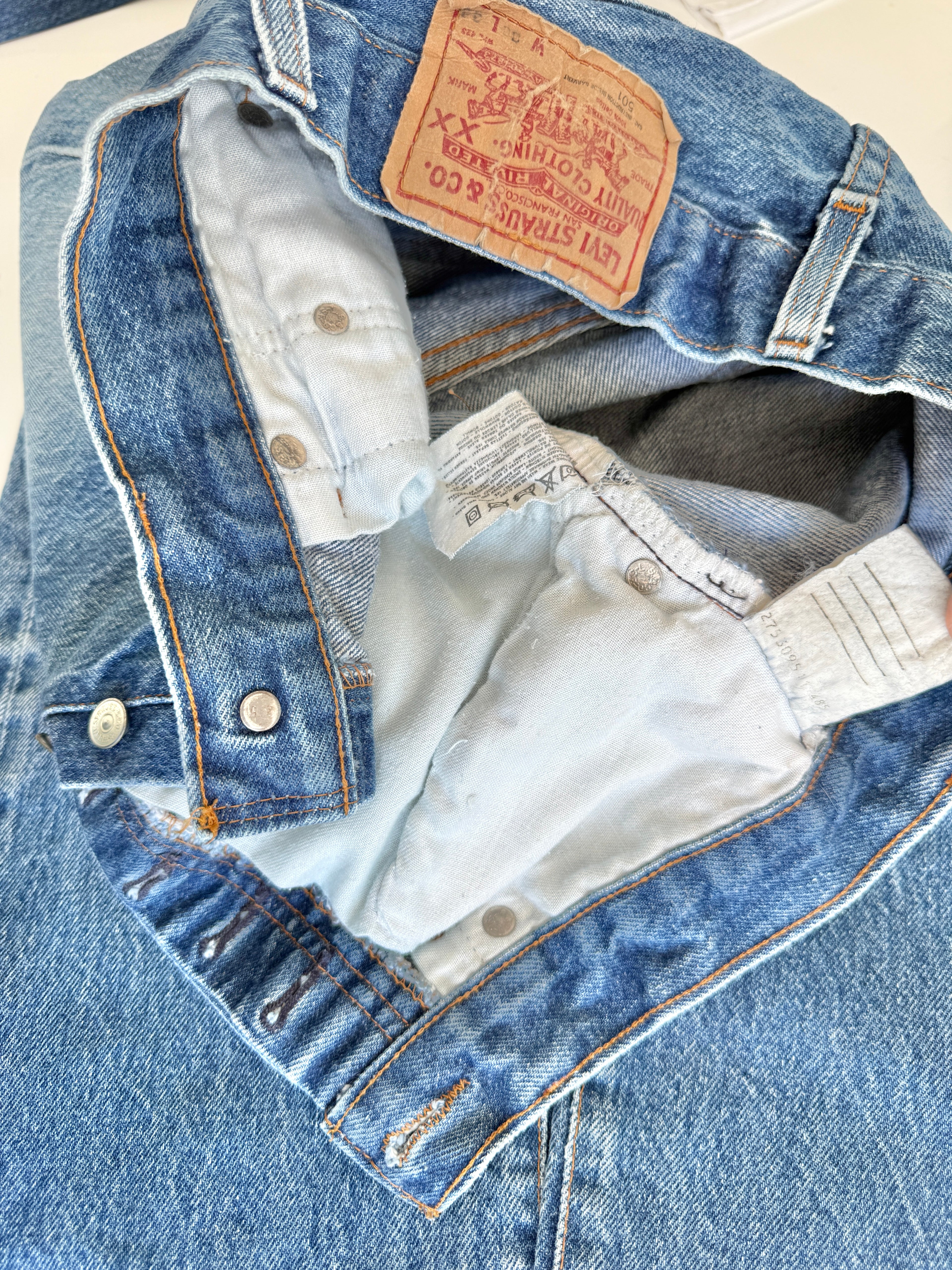 W27 L27 vintage Levis 501 26/27” measured waist dark faded blue 501s 80s