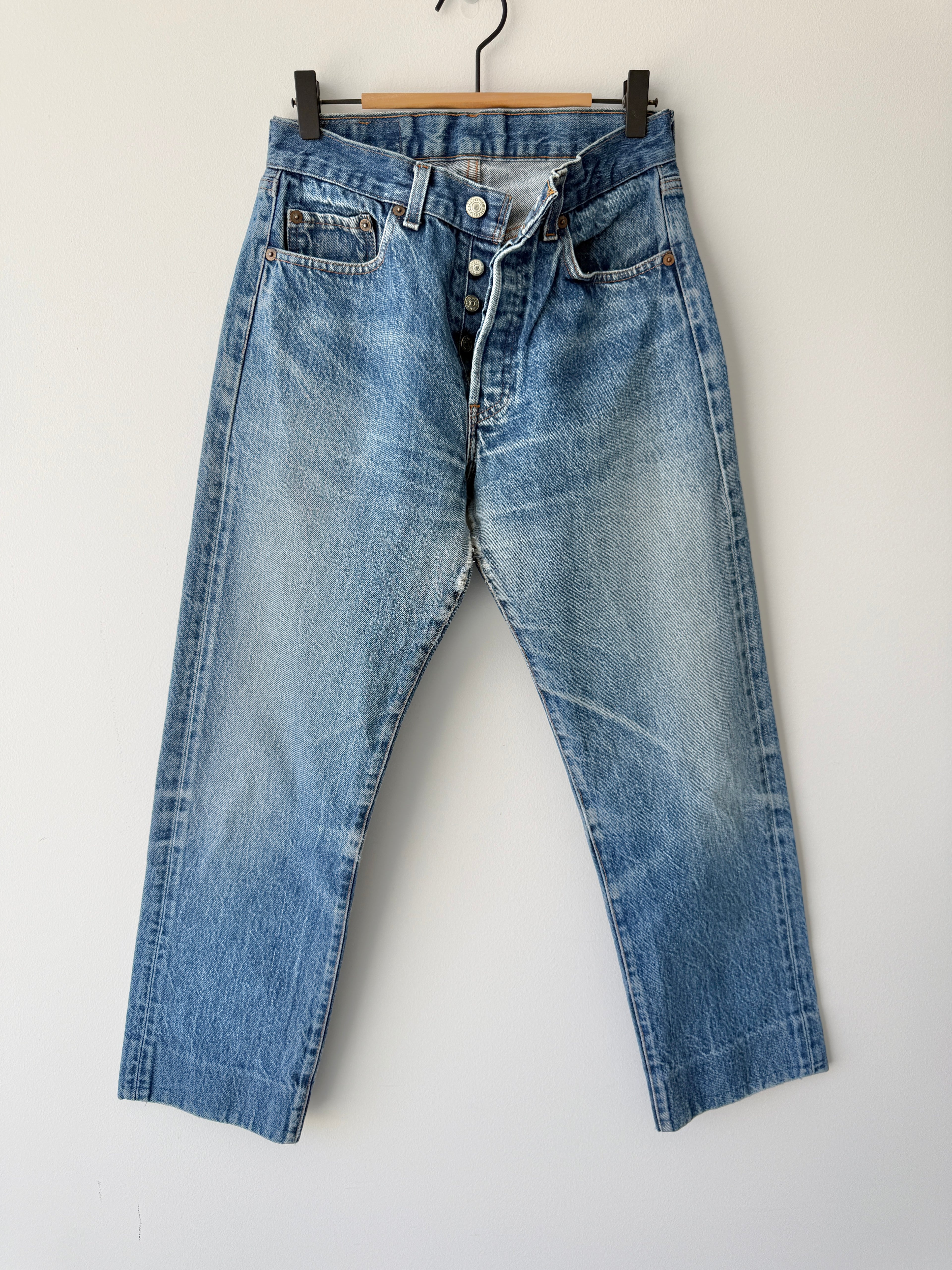 W27 L27 vintage Levis 501 26/27” measured waist dark faded blue 501s 80s