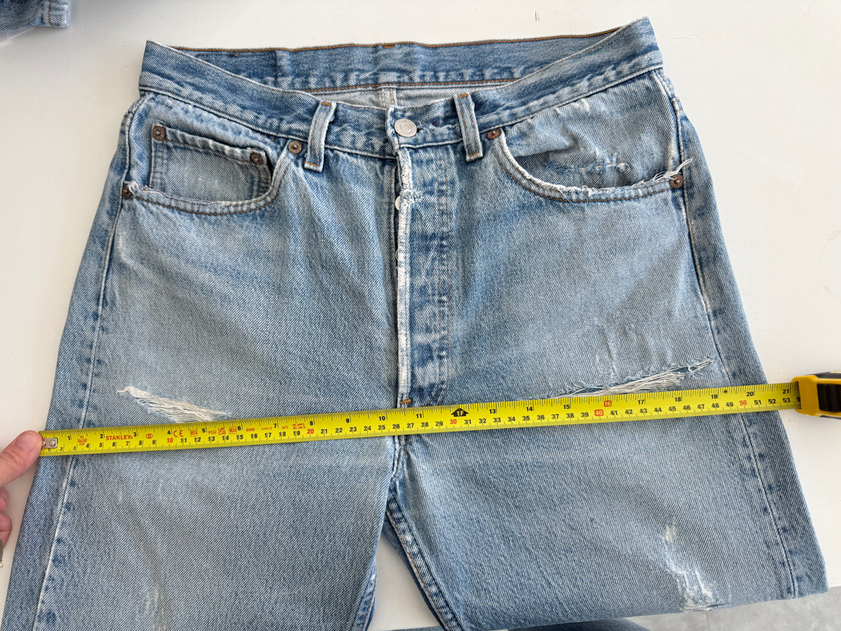 W30 L29 vintage Levis 501 29/30” measured waist faded light blue distressed early 90s USA 501s