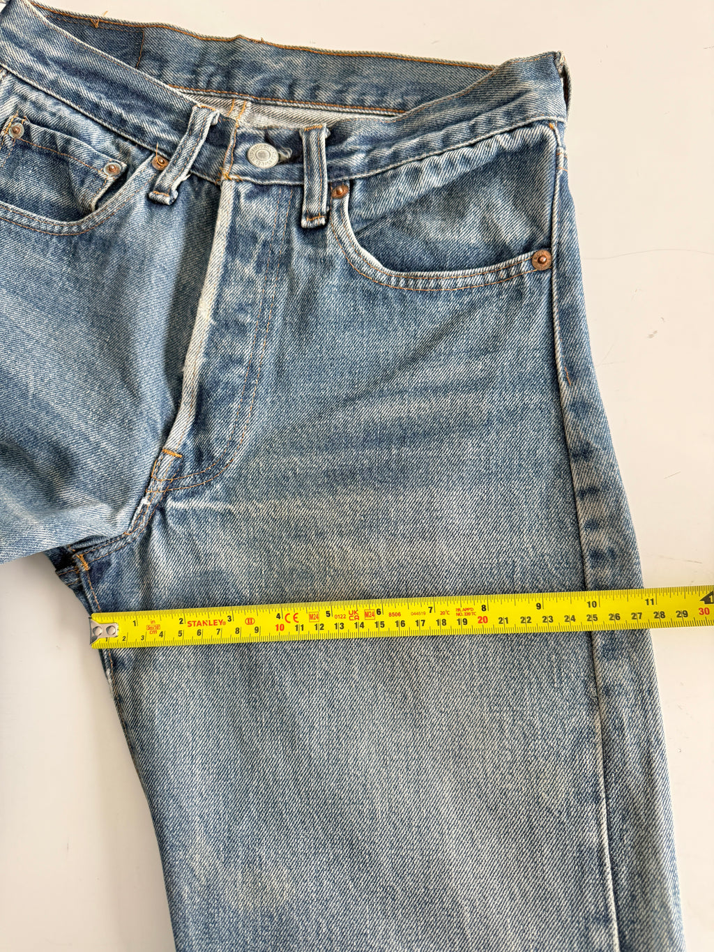 Selvedge W26 L34 vintage Levis 501 25/26” measured medium blue faded 80s USA Levi’s 501s