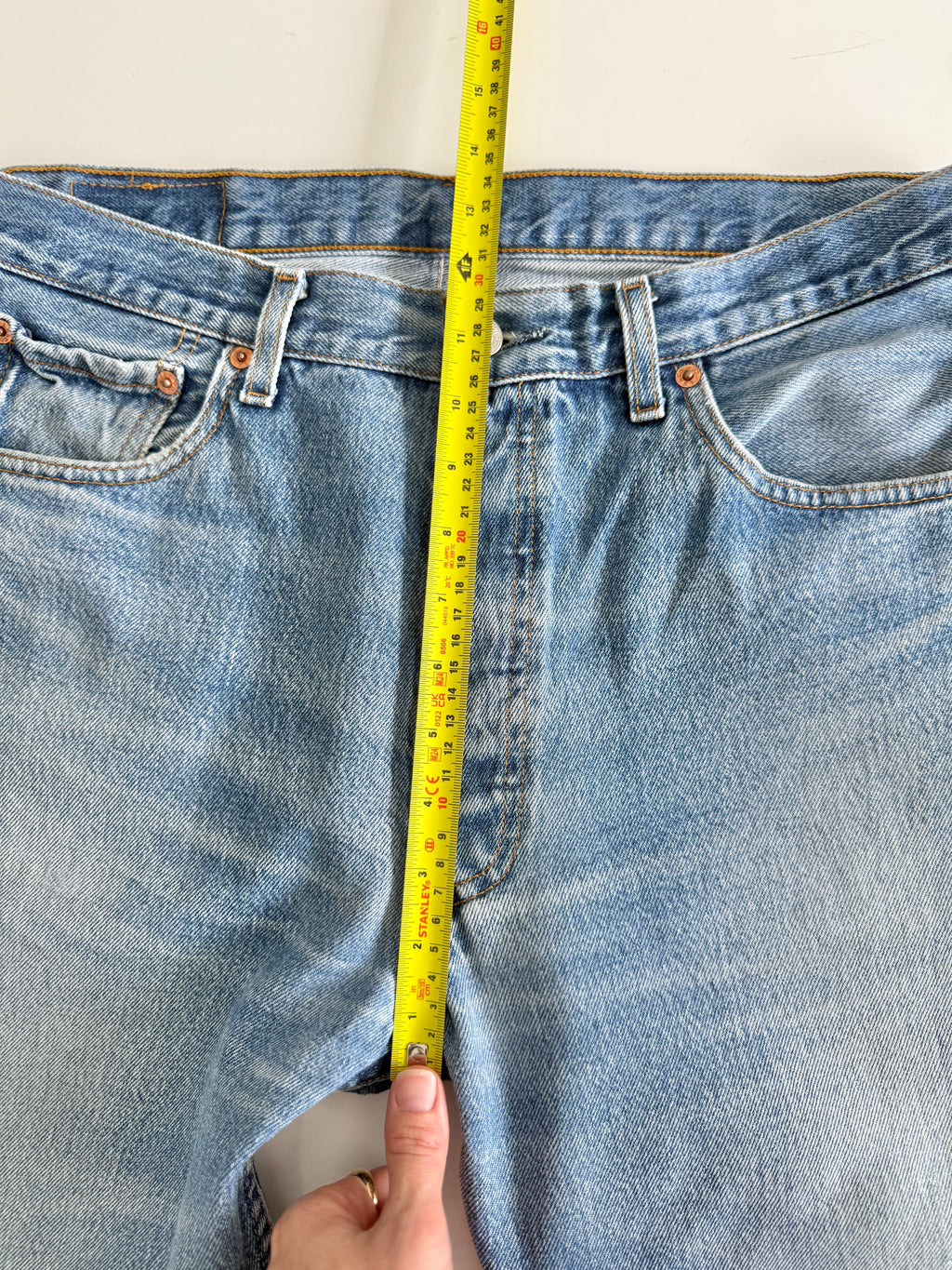 W32 L30 vintage Levis 501 31-32” measured waist faded medium blue made in y2k