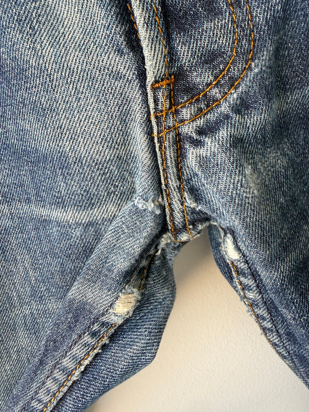 W32 L28 vintage Levis 501s 31/32” measured dark fade blue faded Y2K 501s