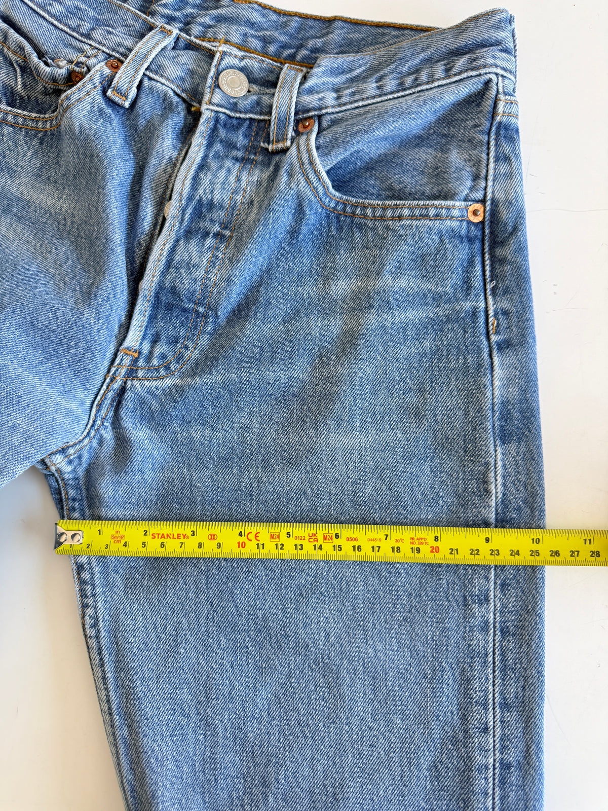W25 L31 vintage Levis 501 medium blue 24/25” measured waist 501s 90s