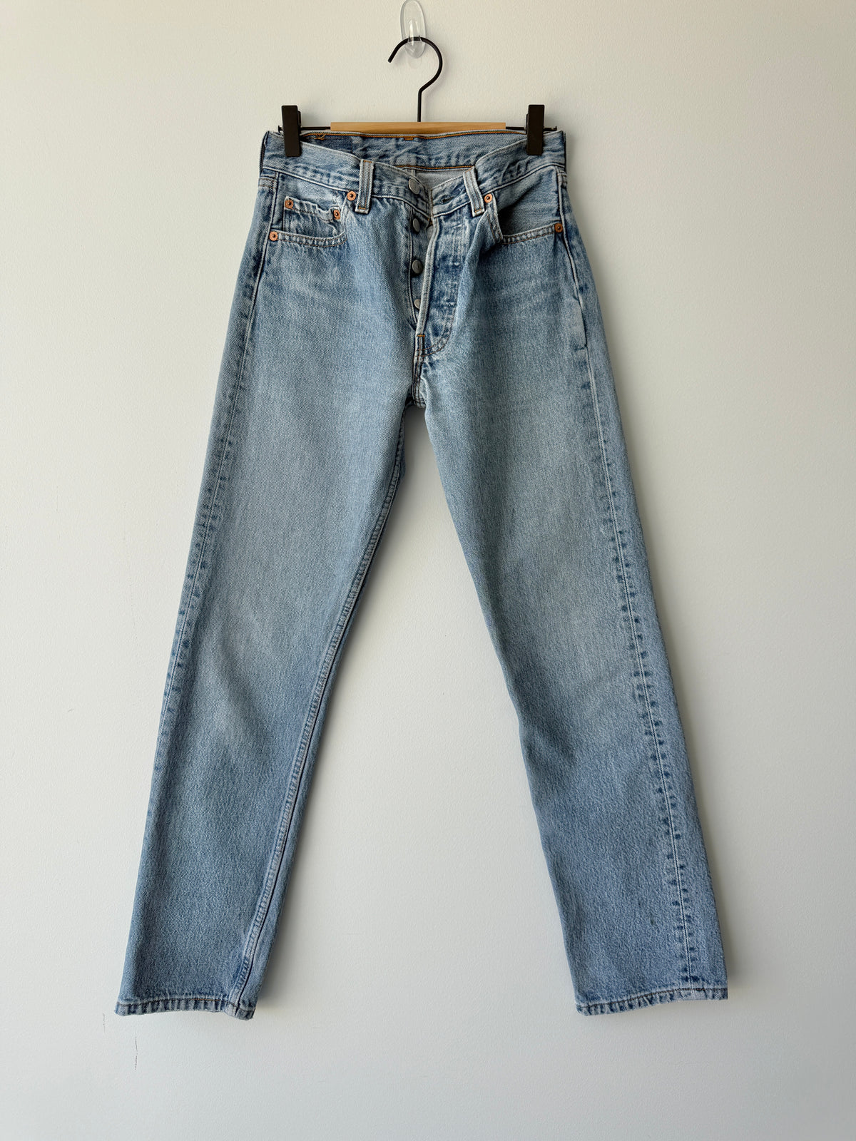 W25 L31 vintage Levis 501 24/25” measured waist medium light blue 501s 90s  USA nl