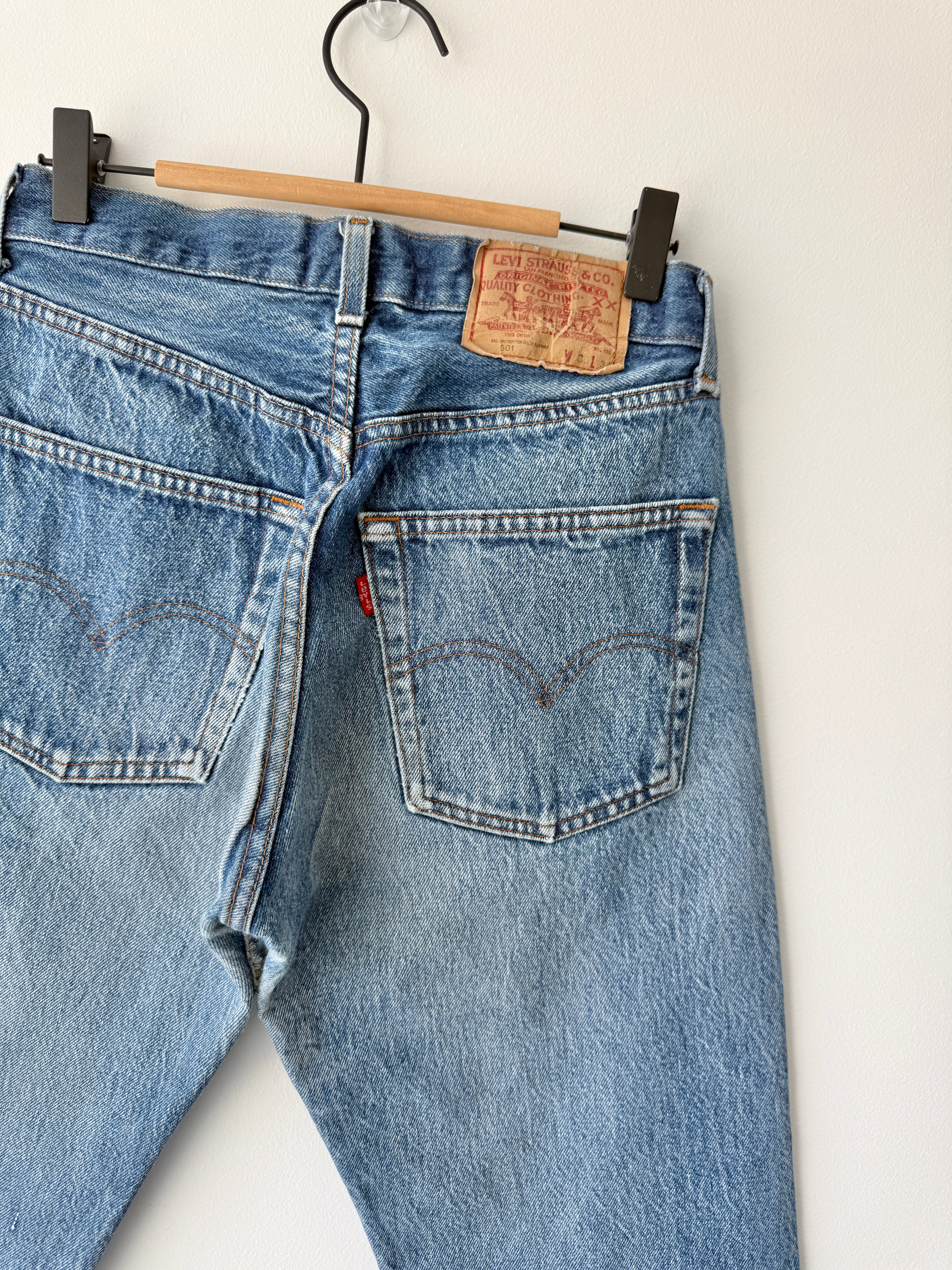 W27 L27 vintage Levis 501 26/27” measured waist dark faded blue 501s 80s