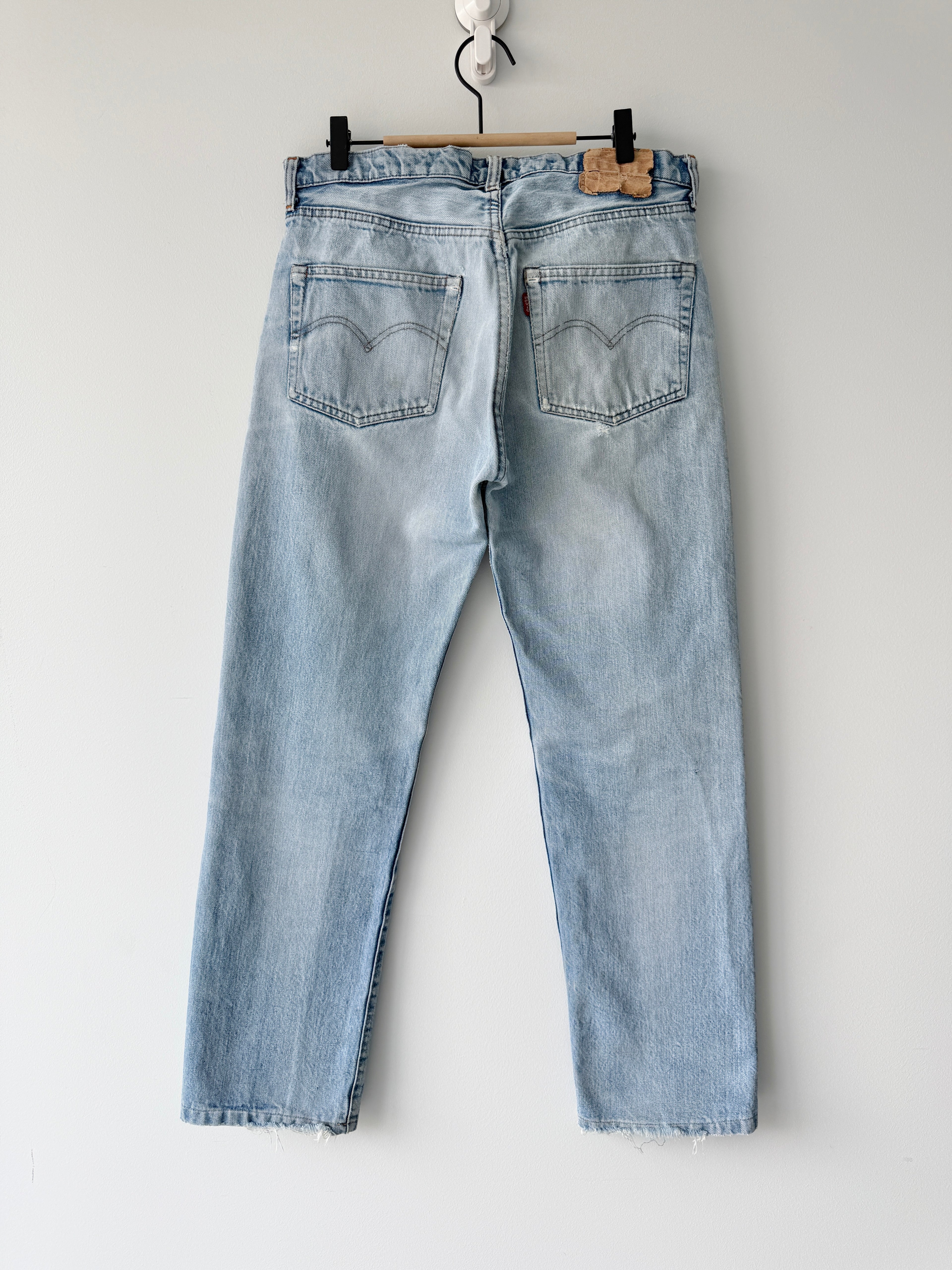 W32 L30 vintage Levis 501 31-32” measured distressed light blue denim 80s 501s