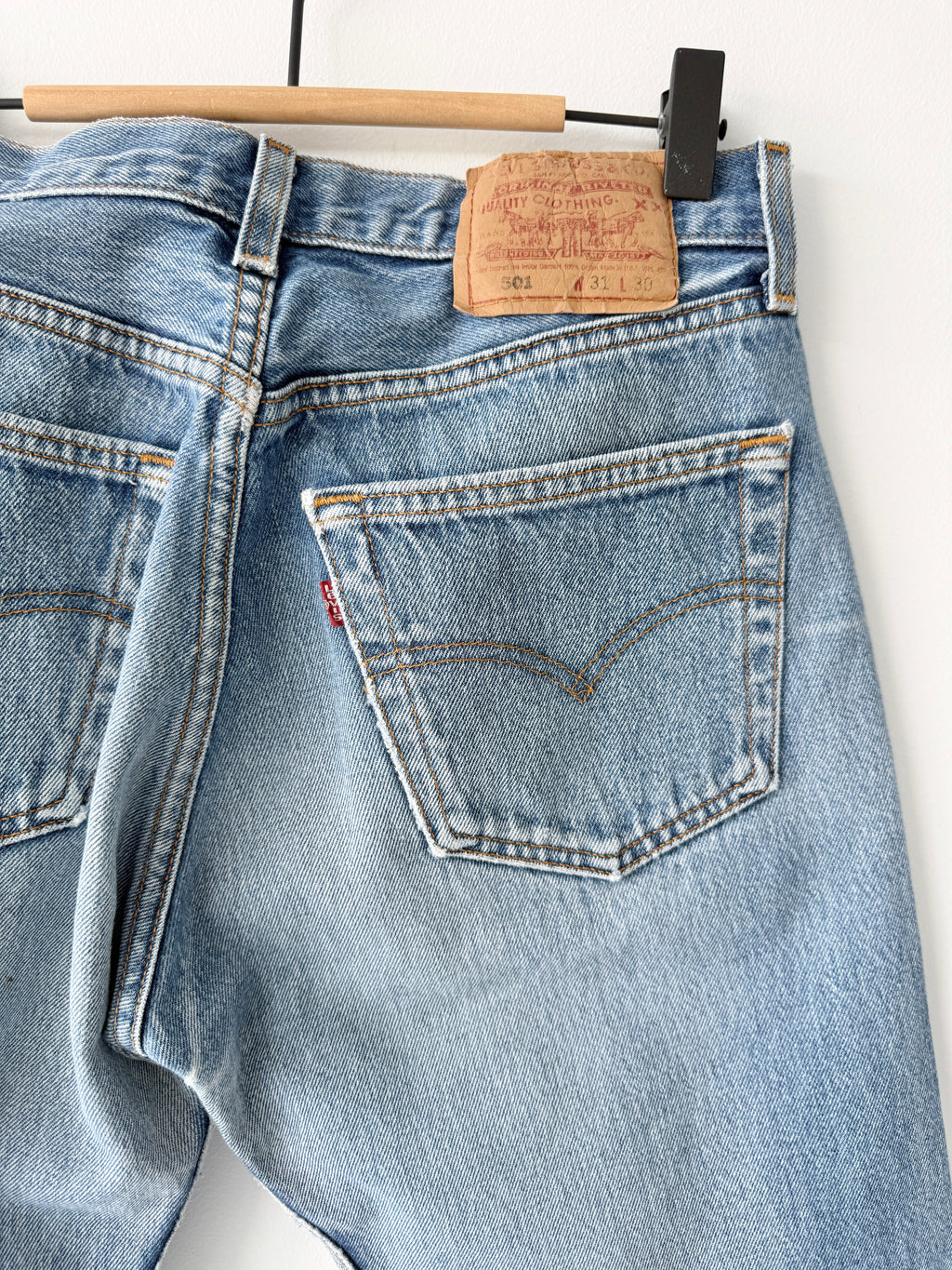 W29 L27 vintage Levis 501s 28/29” medium blue whiskers fade denim Levi’s 501s 90s USA