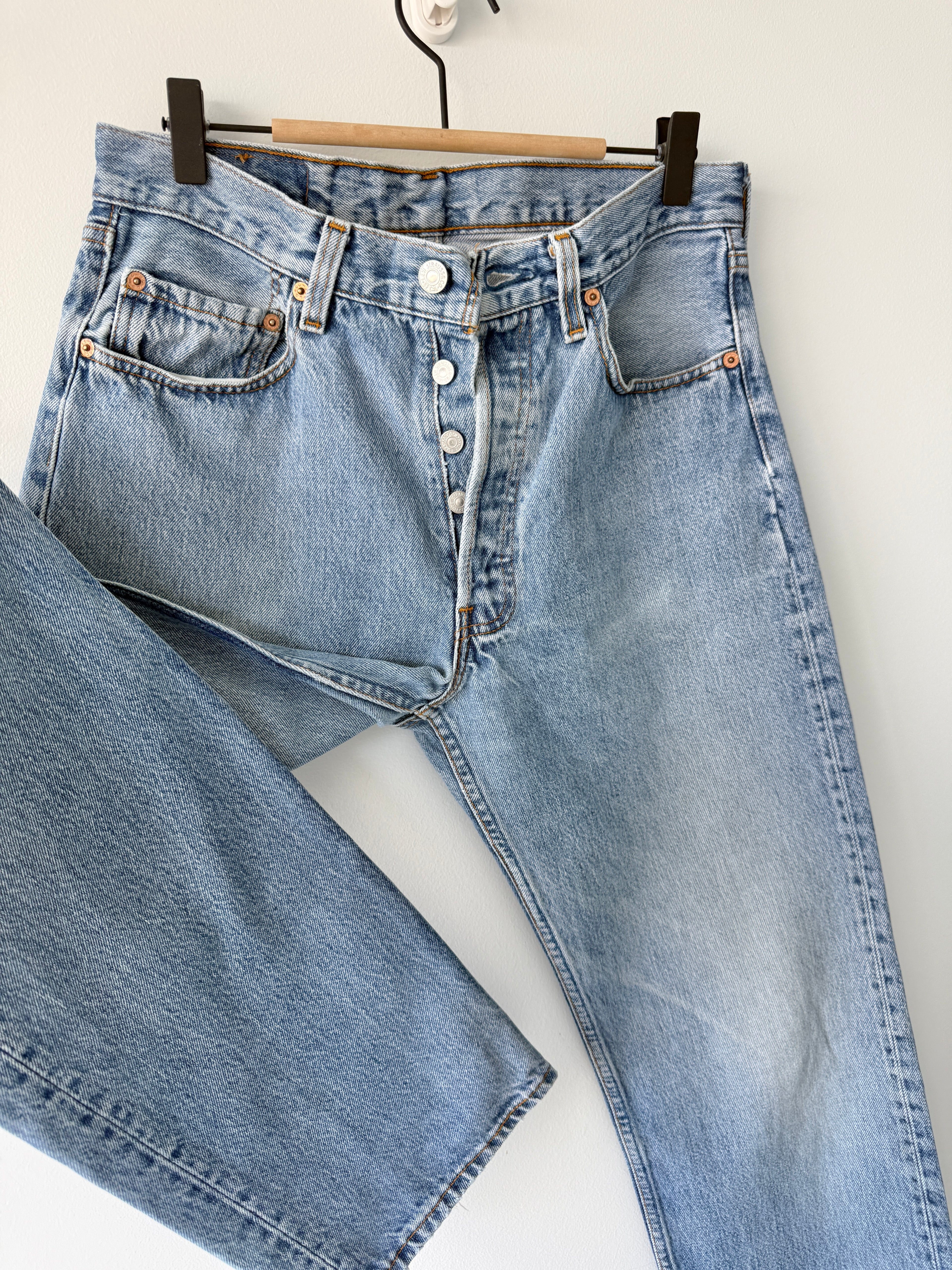 W29 L34 vintage Levis 501 29” measured medium light blue faded 90s denim Levi’s 501s USA