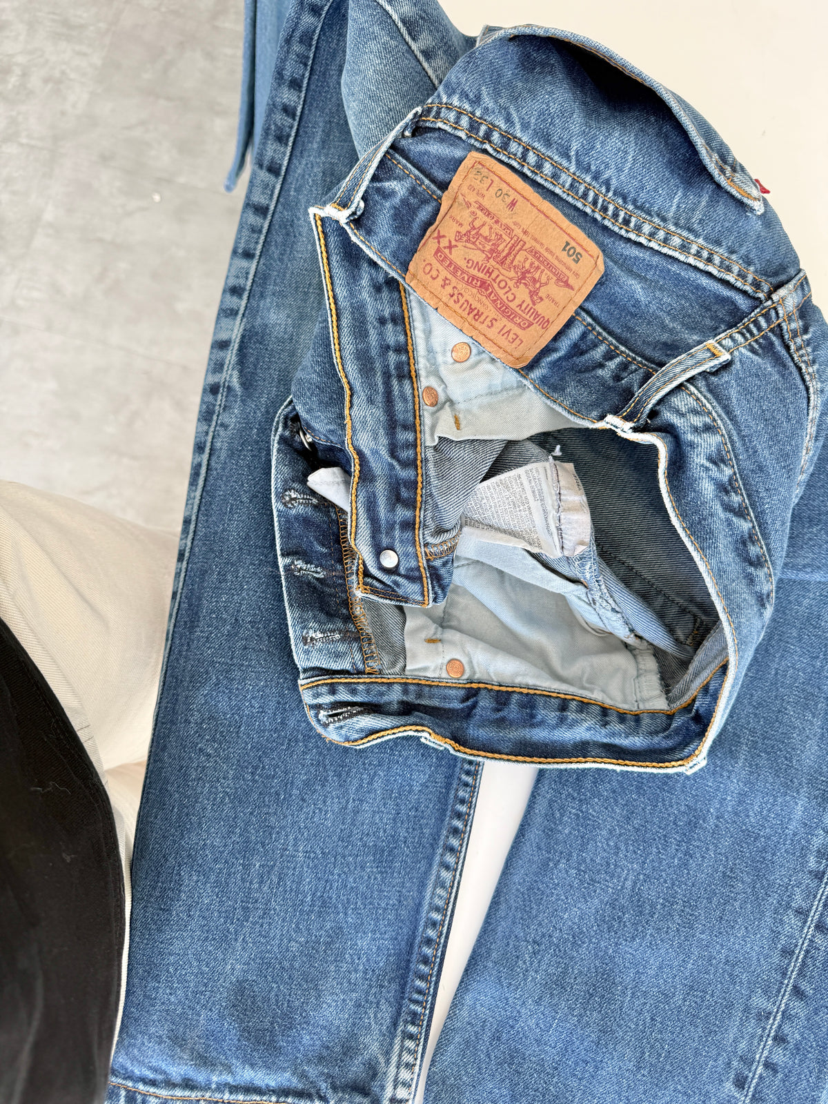 W28 L30 vintage Levis 501s 27/28” measured dark fade blue 501s Y2K
