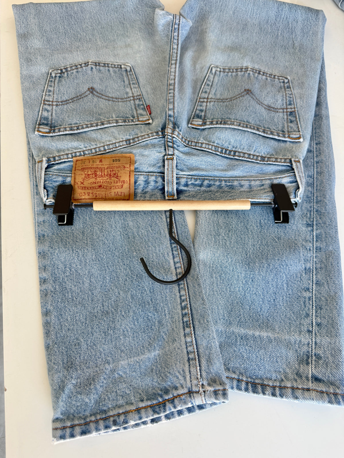 W25 L32 vintage Levis 501 medium light blue 24/25” measured waist 501s USA 90s for women tag