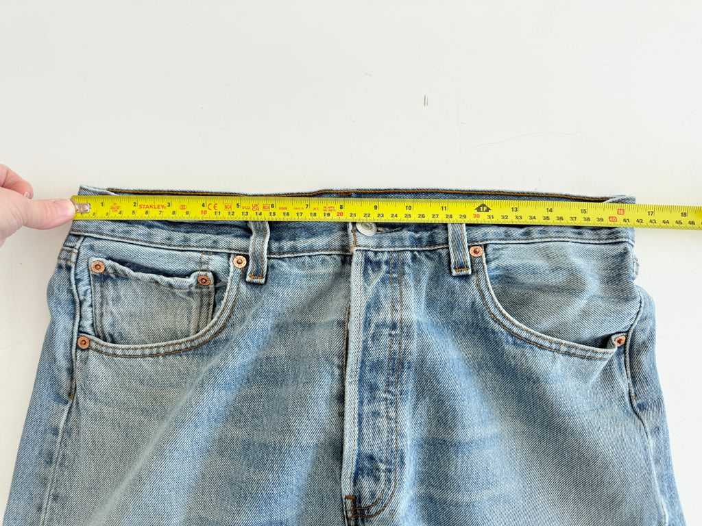 W32 L29 vintage Levis 501 31/32” measured medium blue denim Y2K Levi’s 501s wallet mark