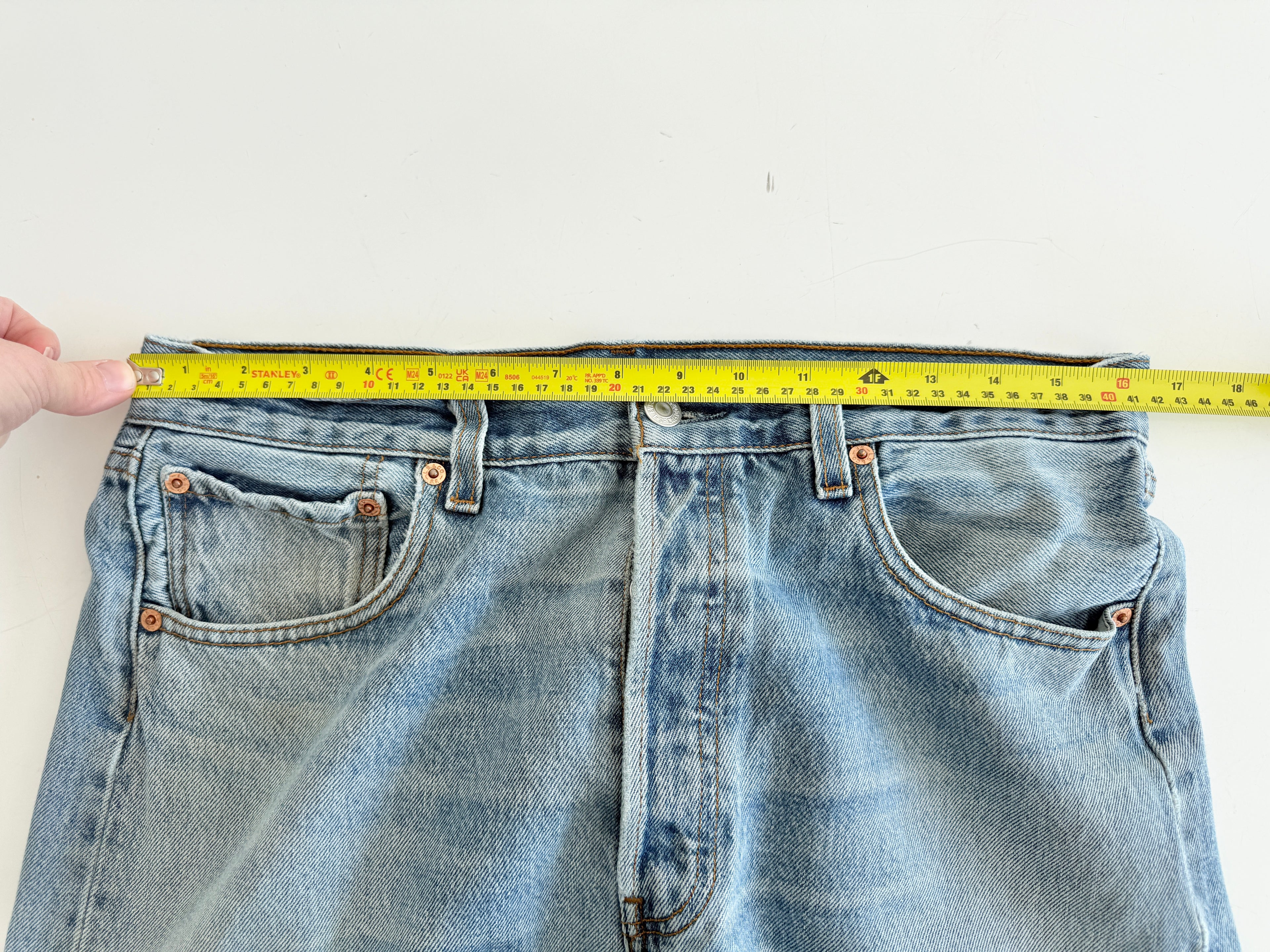 W32 L29 vintage Levis 501 31/32” measured medium blue denim Y2K Levi’s 501s wallet mark