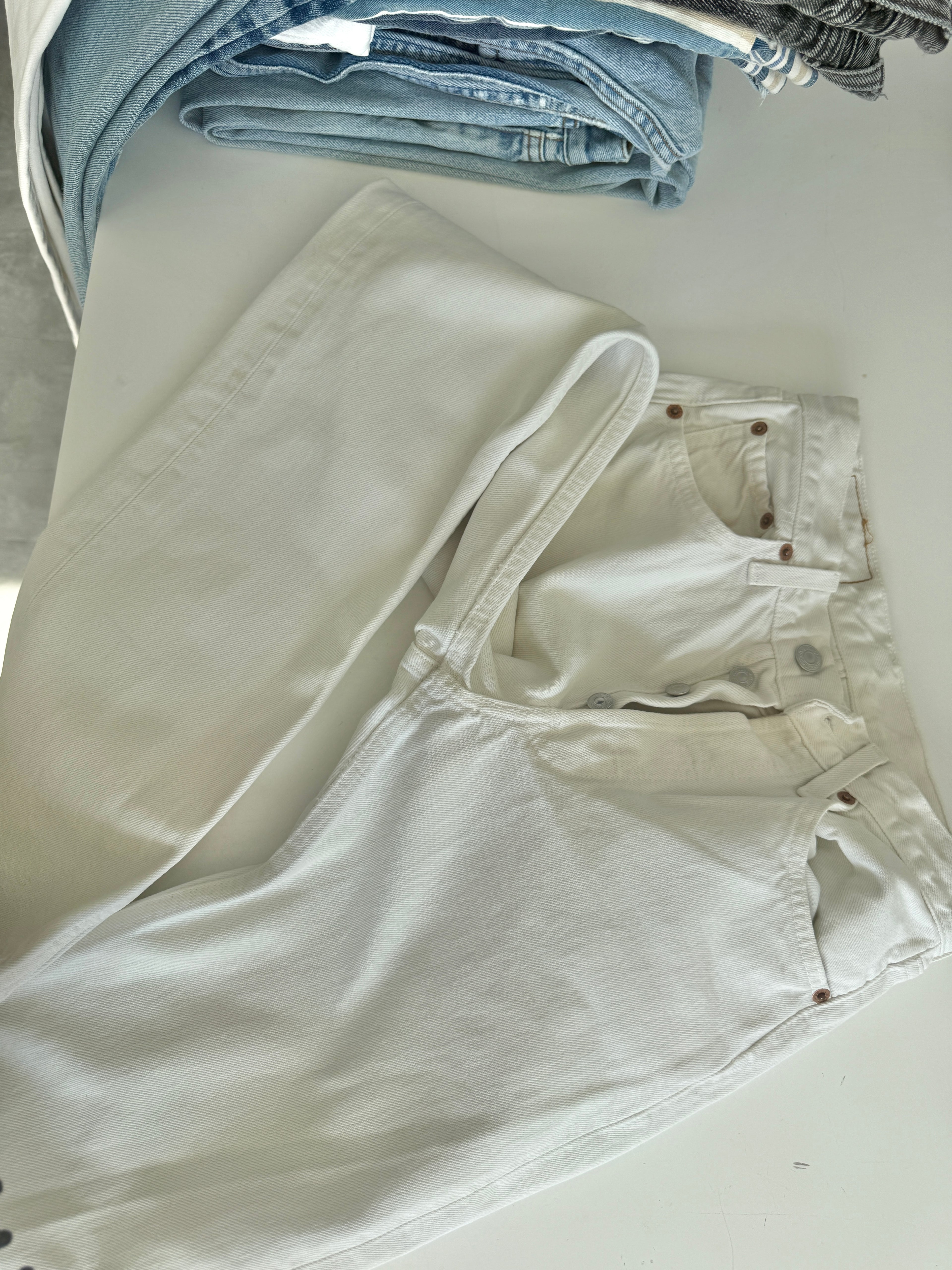 W24 L28 vintage Levis 501 23/24” measured waist white 501s 90s denim