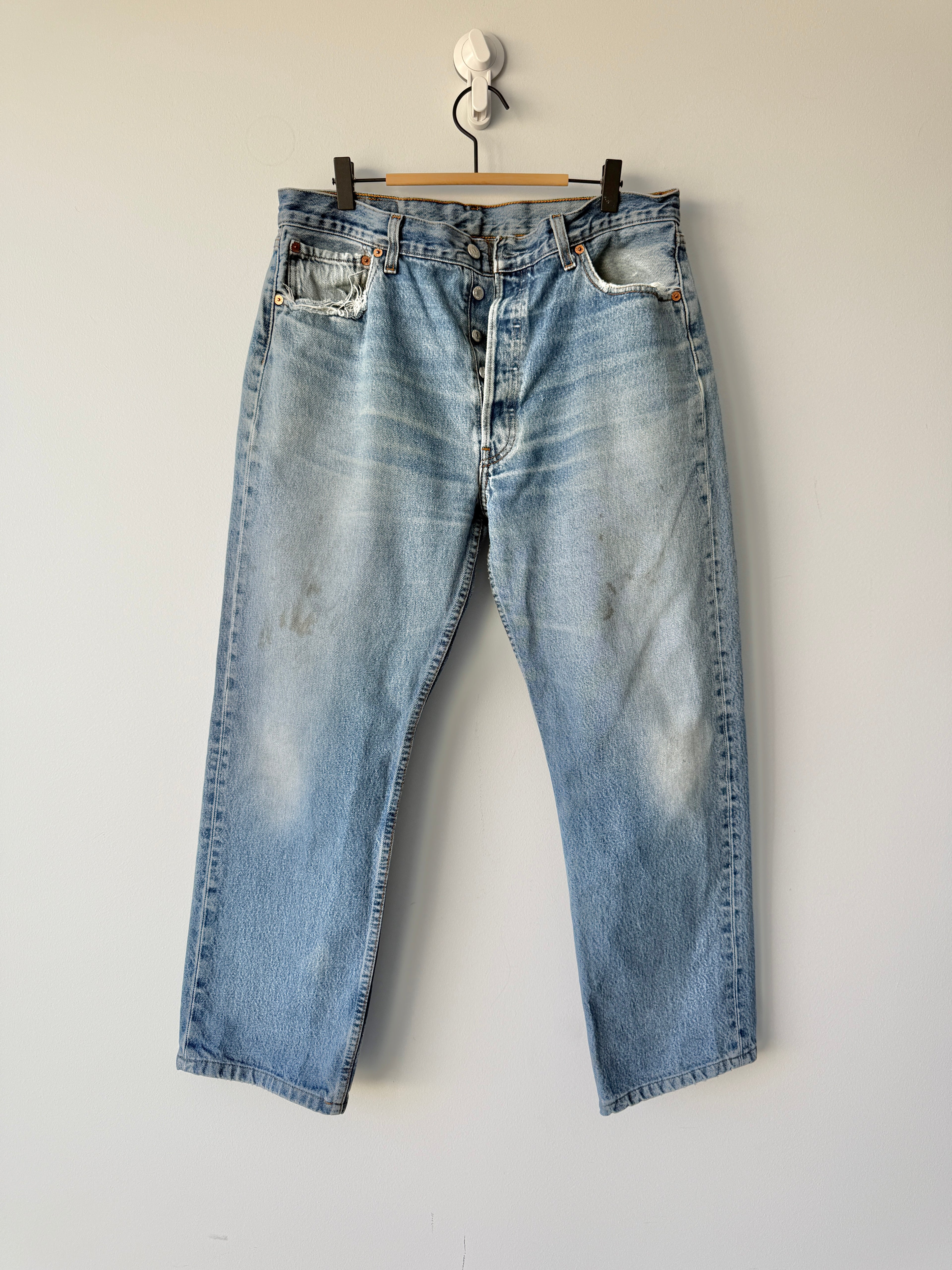 W33 L28 vintage Levis 501 32-33” measured medium faded blue denim Y2K wallet mark well worn in denim