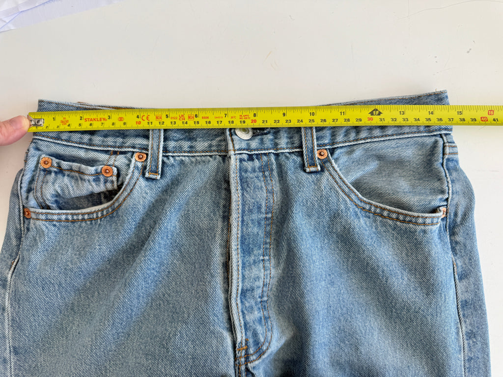 W29 L33vintage Levis 501s 28/29” measured medium fade blue Y2K 501s