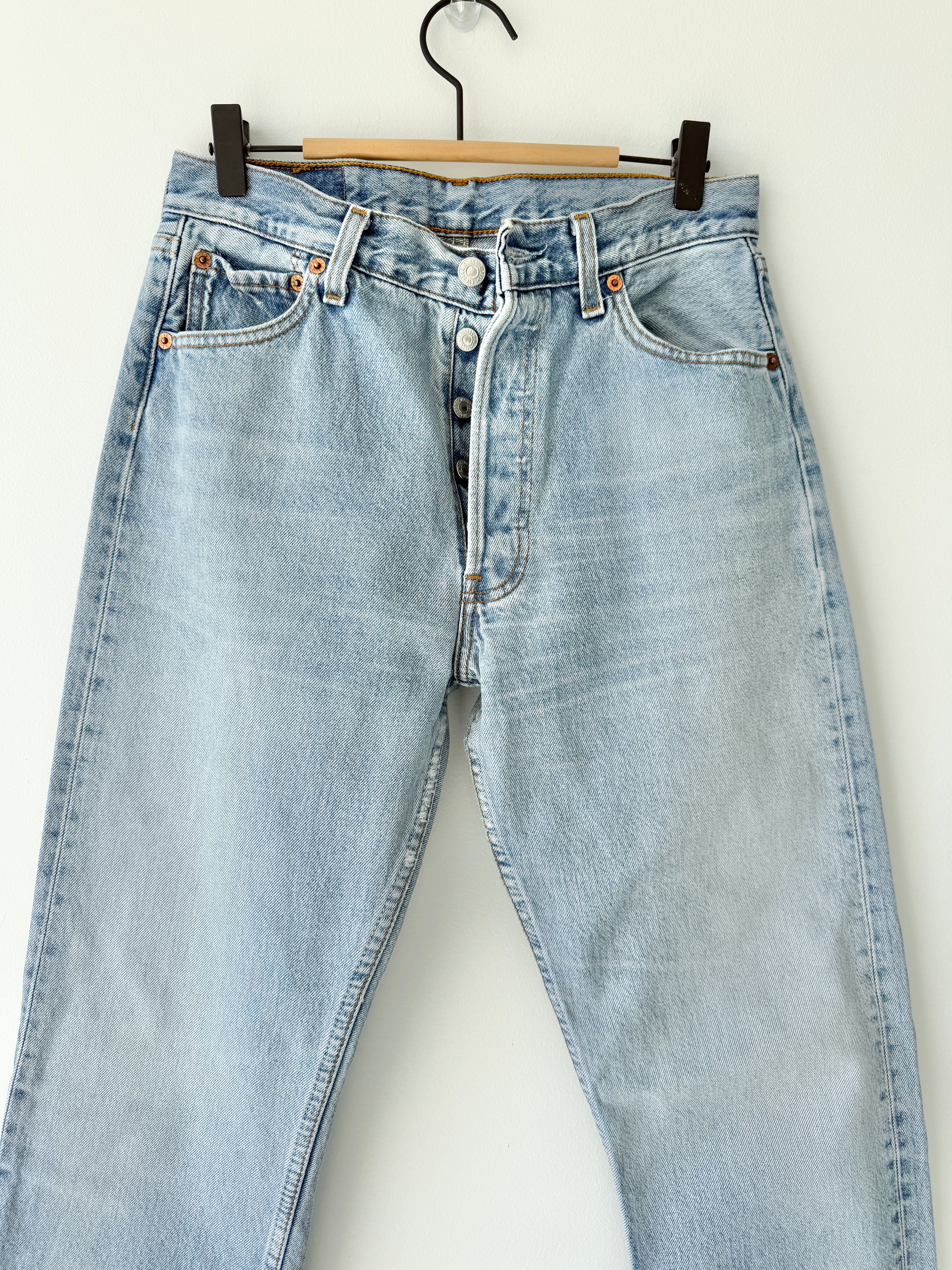 W29 L32 vintage Levis 501 28/29” light blue Levi’s 501s 90s