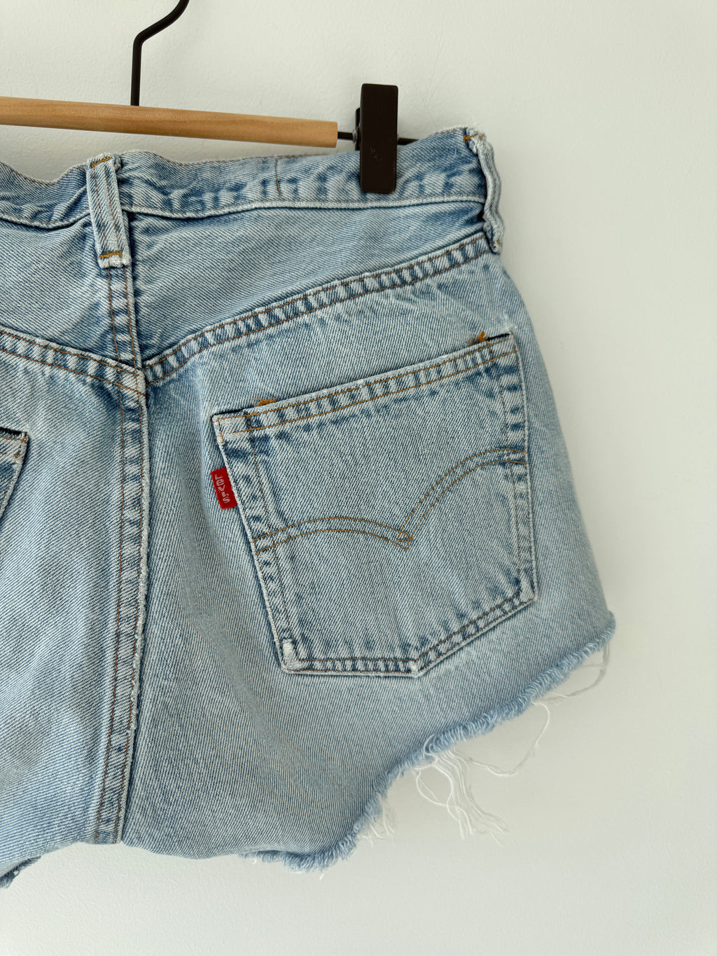 W27 Selvedge vintage Levis 501 26/27” measured waist light faded blue 70s 501s selvedge Levi’s made in USA
