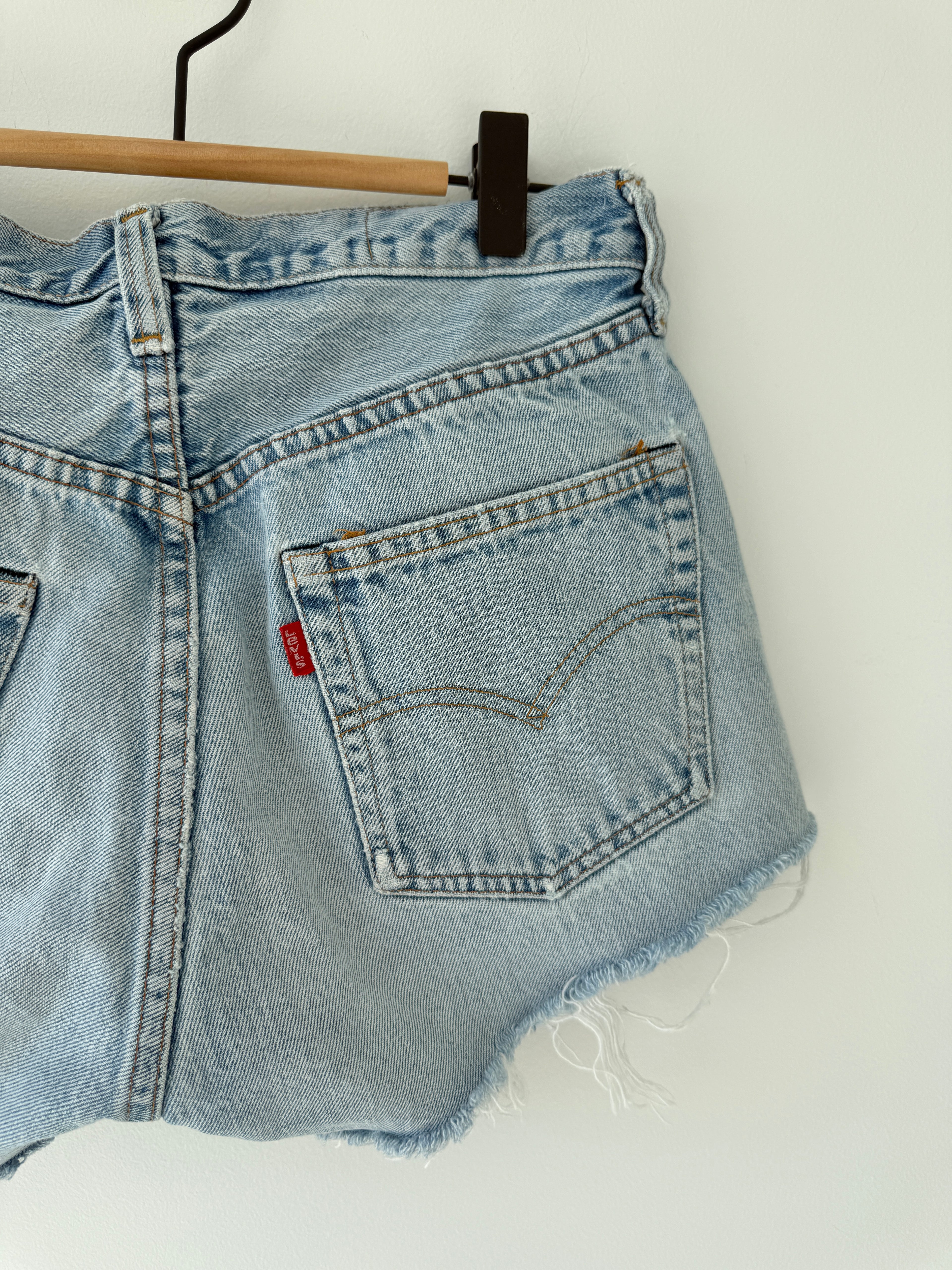 W27 Selvedge vintage Levis 501 26/27” measured waist light faded blue 70s 501s selvedge Levi’s made in USA