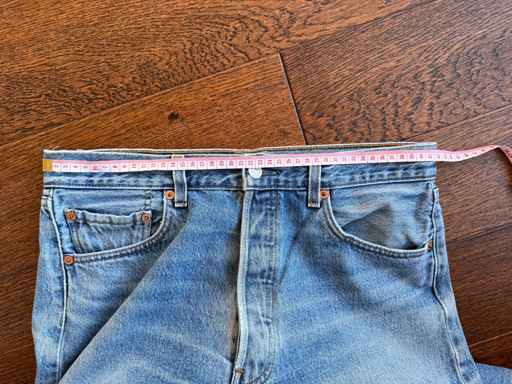 Soft W32 L31 vintage Levis 501s 31/32” measured medium blue faded Y2K 501s