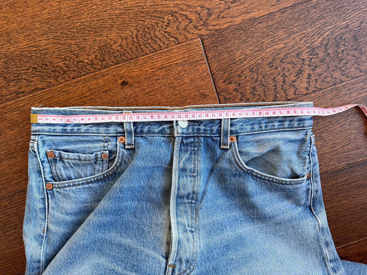 Soft W32 L31 vintage Levis 501s 31/32” measured medium blue faded Y2K 501s