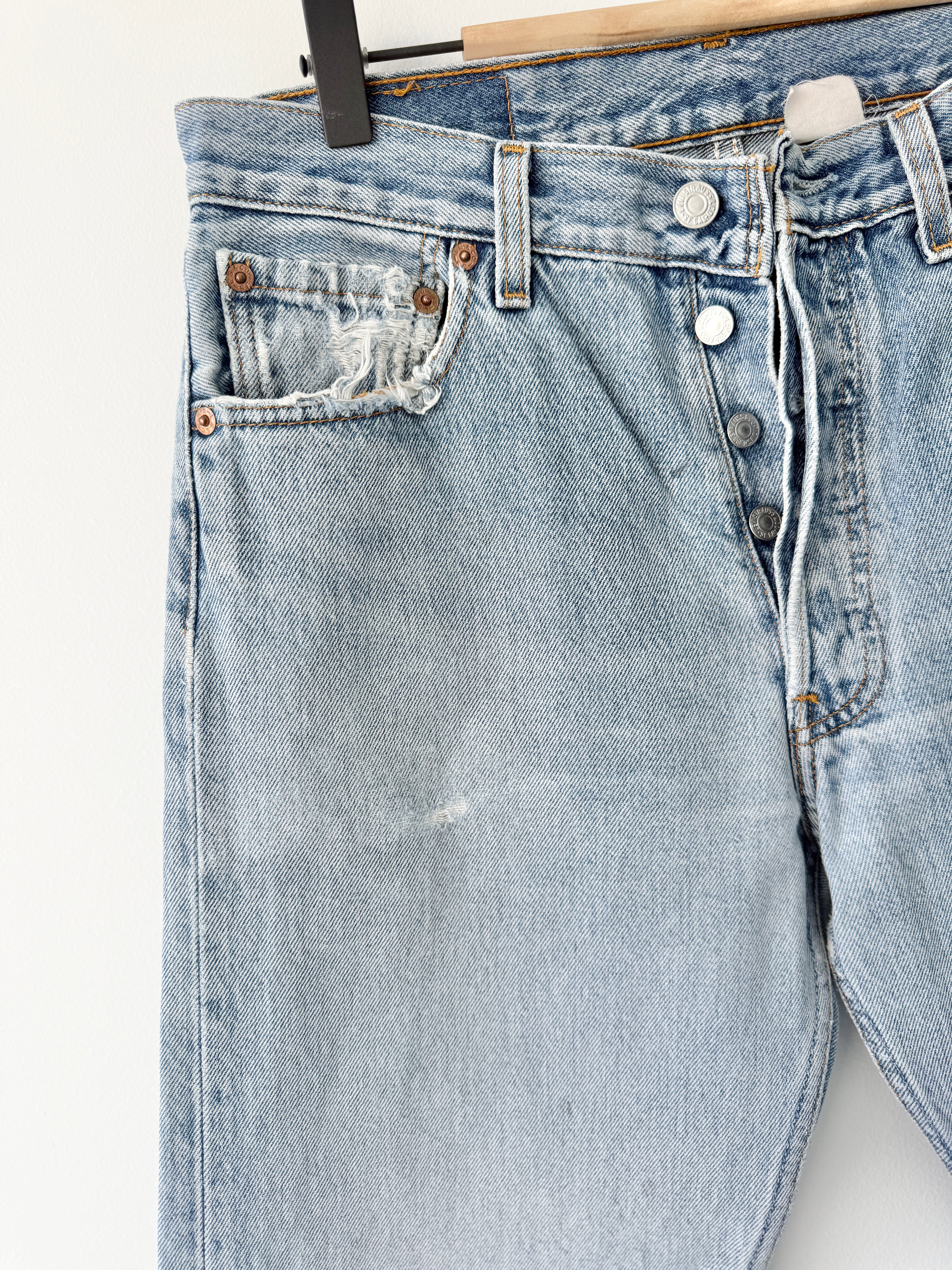 W29 L31 vintage Levis 501 28-29” measured light faded blue denim y2k levi’s 501s