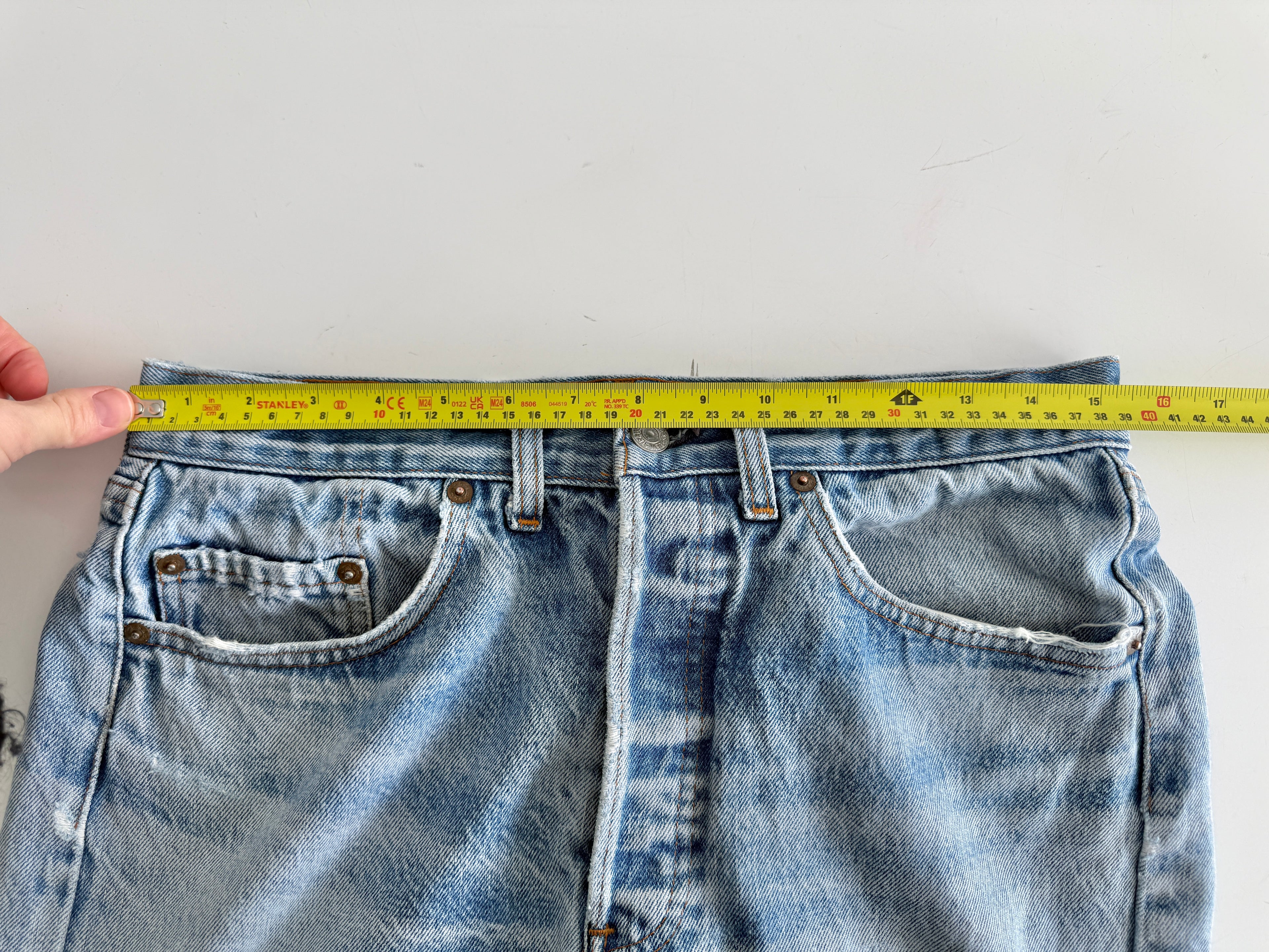 W30 L30 vintage Levis 501 29-30” measured distressed light blue denim 80s 501s