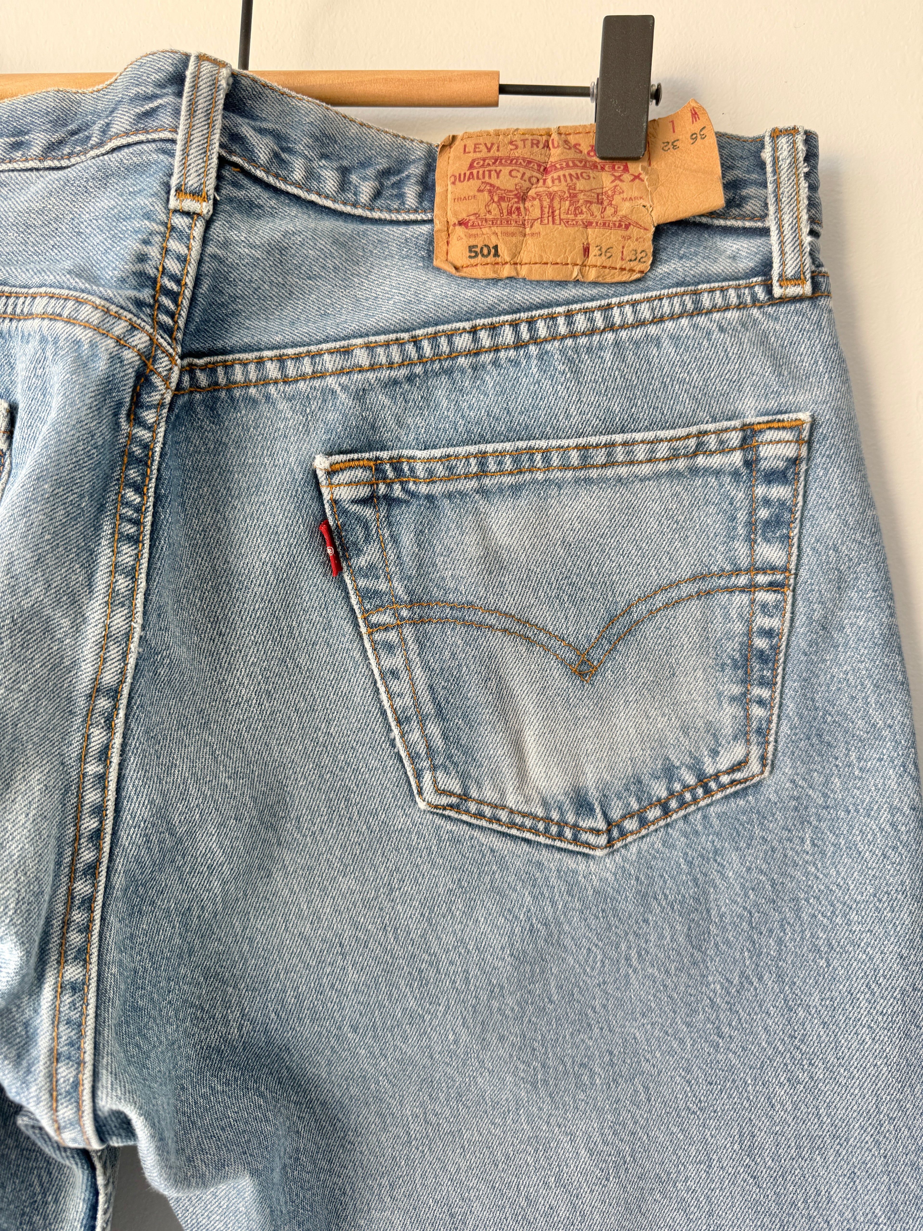 W33 L28 vintage Levis 501 32-33” measured medium faded blue denim Y2K wallet mark well worn in denim