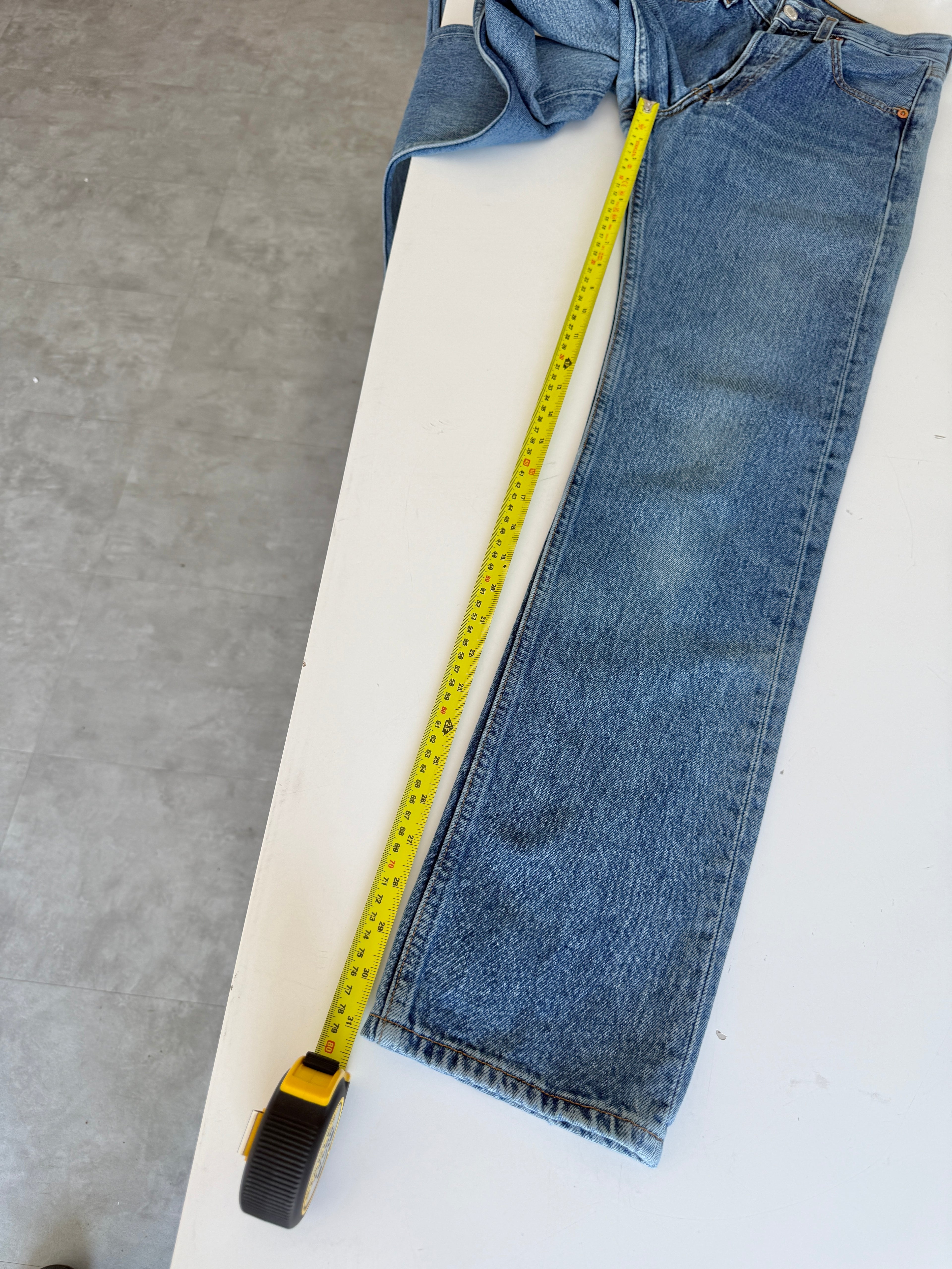 W23 L31 vintage Levis 501 23” measured waist medium darker blue 501s Y2K