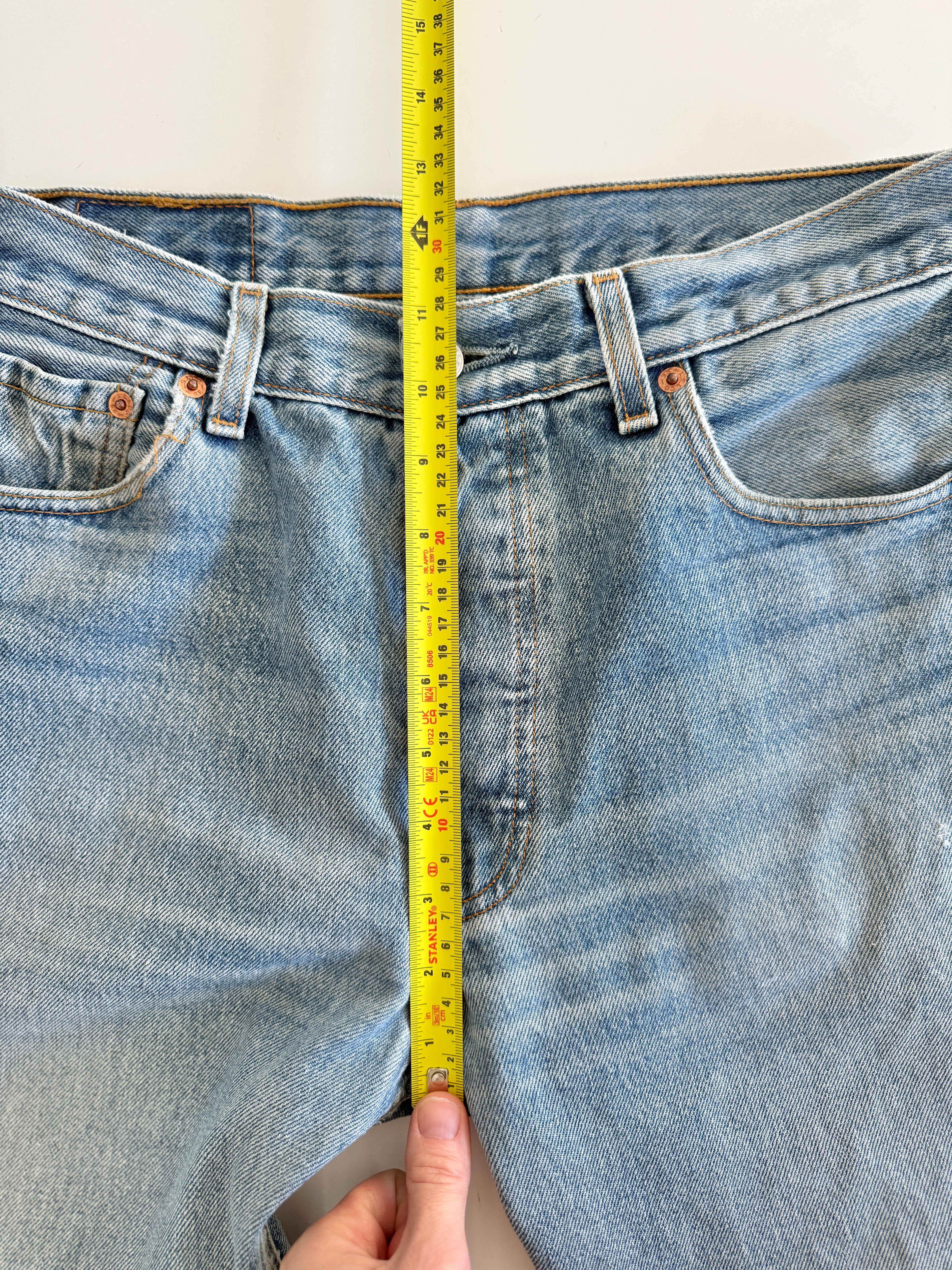 W29 L33 vintage Levis 501 29” measured medium faded whiskers blue Y2K Levi’s 501s