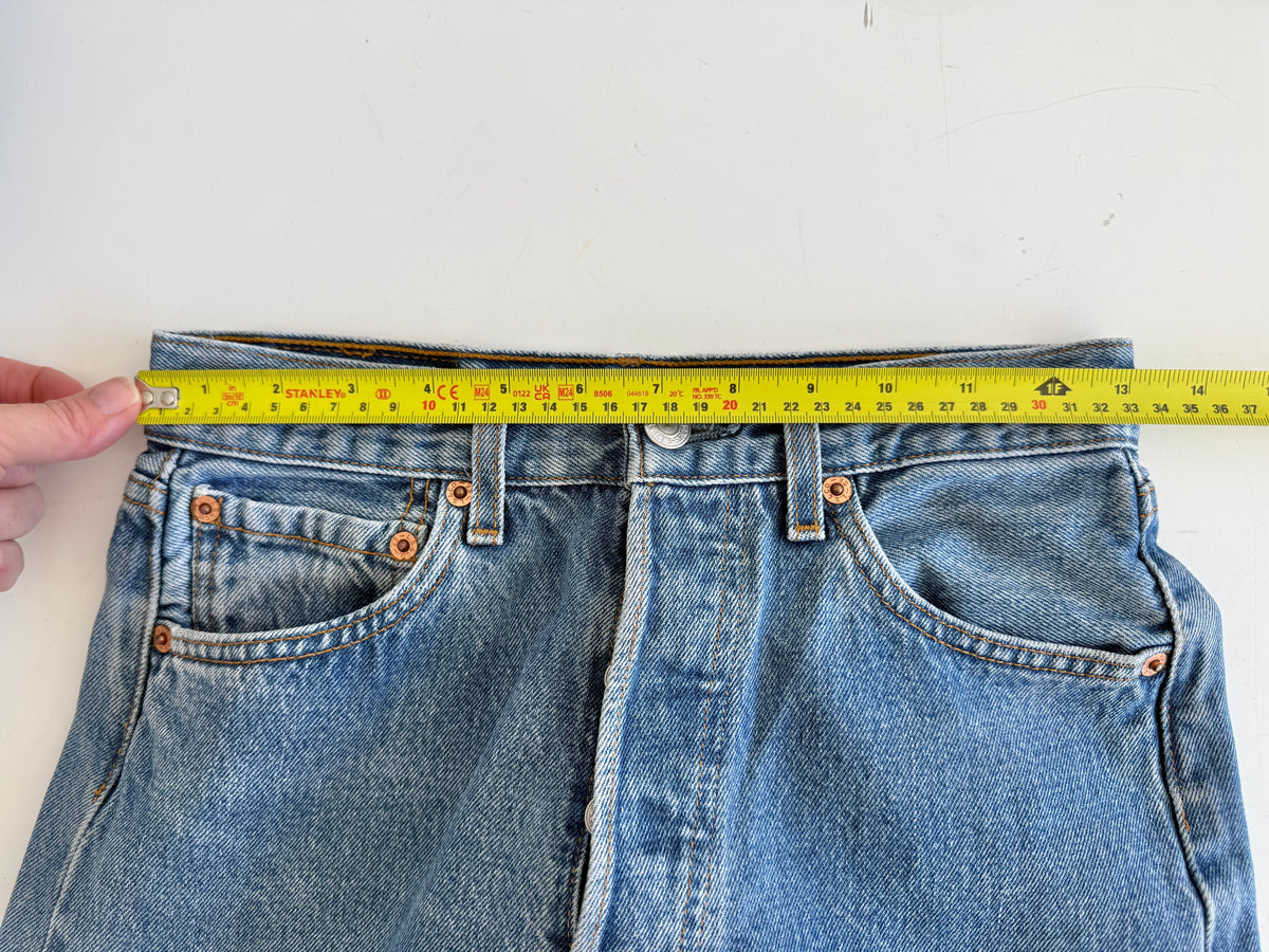 W25 L29 vintage Levis 501s 25” measured medium blue fade 501s 90s