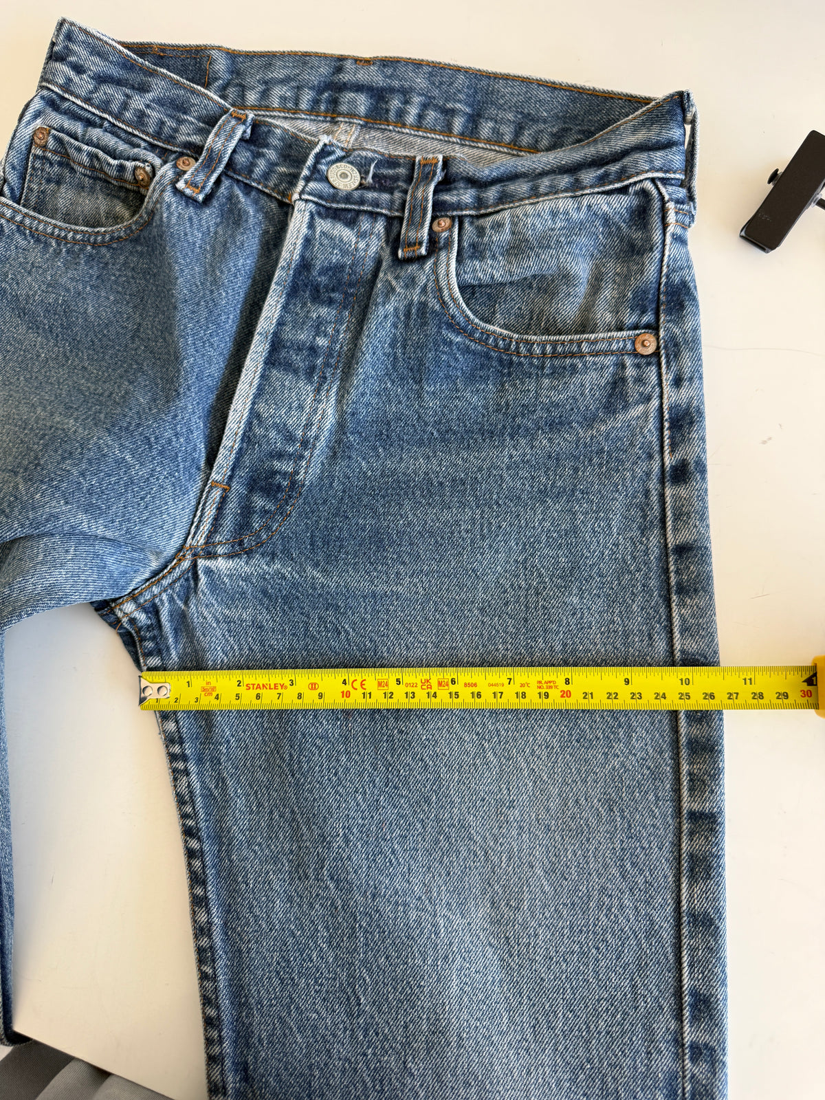 W27 L32 vintage Levis 501s 26/27” measured light blue faded 80s USA 501s